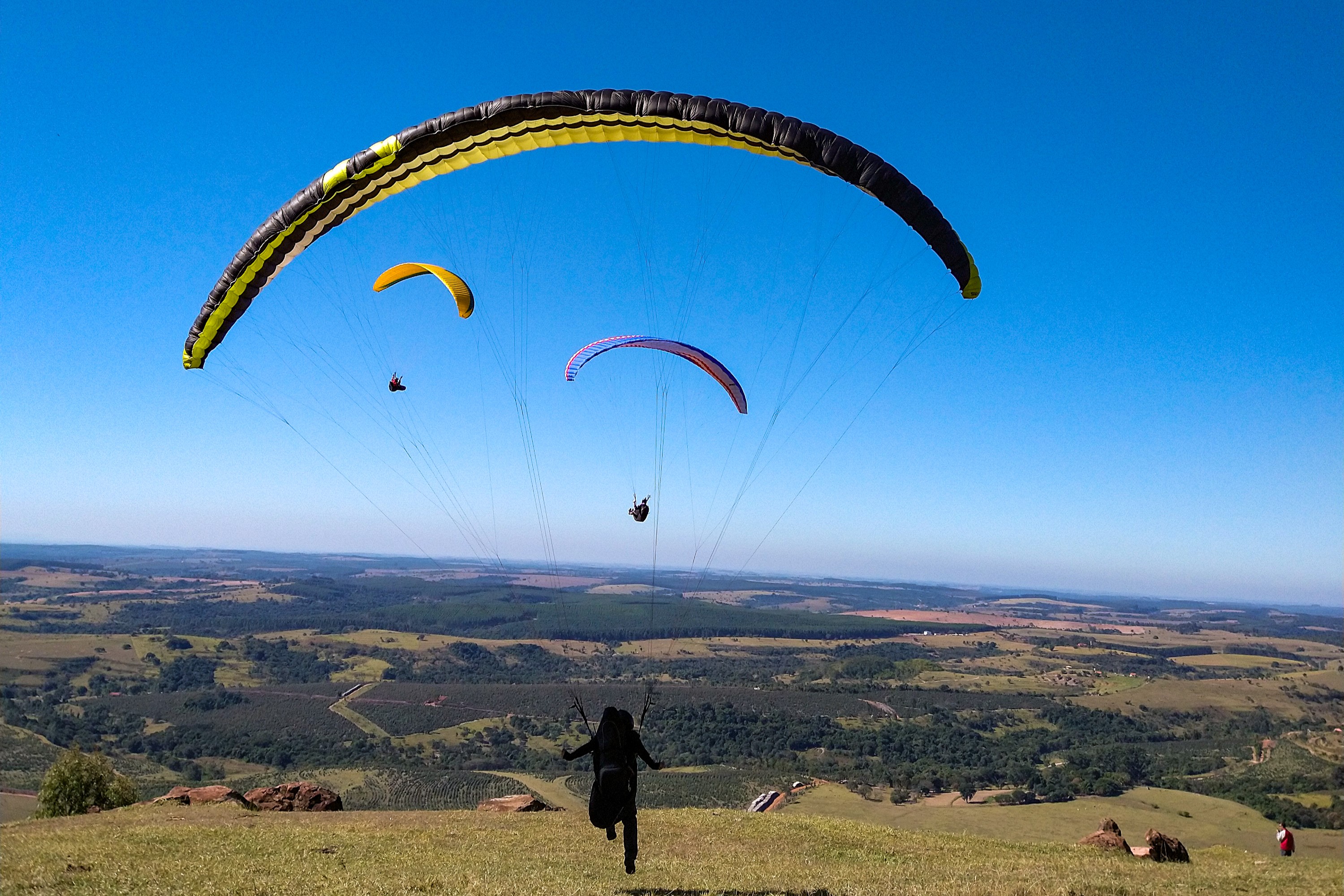 Local atrai praticantes de parapente<a style='float:right;color:#ccc' href='https://www3.al.sp.gov.br/repositorio/noticia/N-08-2026/fg367280.jpg' target=_blank><i class='bi bi-zoom-in'></i> Clique para ver a imagem </a>