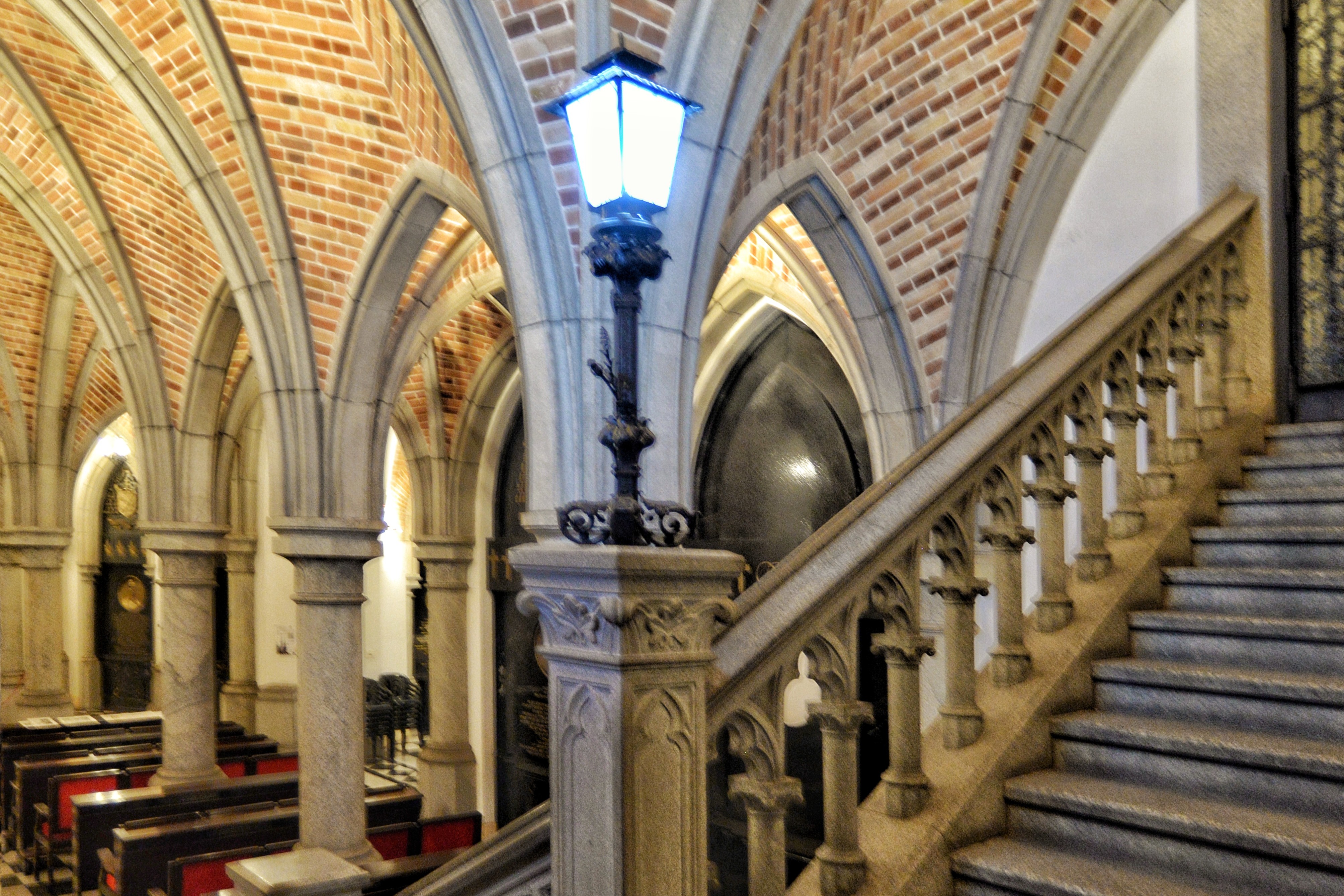 Arquitetura segue estilo neog�tico (Foto: C�ria)<a style='float:right;color:#ccc' href='https://www3.al.sp.gov.br/repositorio/noticia/N-08-2026/fg367314.jpeg' target=_blank><i class='bi bi-zoom-in'></i> Clique para ver a imagem </a>