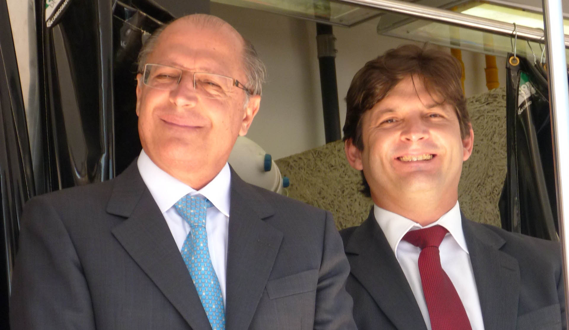 Governador Geraldo Alckmin e deputado Andr do Prado<a style='float:right;color:#ccc' href='https://www3.al.sp.gov.br/repositorio/noticia/N-09-2012/fg117703.jpg' target=_blank><i class='bi bi-zoom-in'></i> Clique para ver a imagem </a>