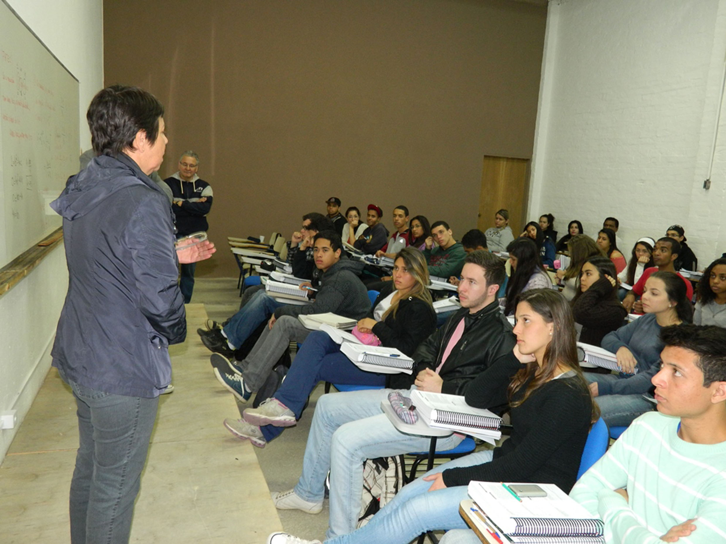 Ana do Carmo conversa com alunos<a style='float:right;color:#ccc' href='https://www3.al.sp.gov.br/repositorio/noticia/N-09-2013/fg129225.jpg' target=_blank><i class='bi bi-zoom-in'></i> Clique para ver a imagem </a>