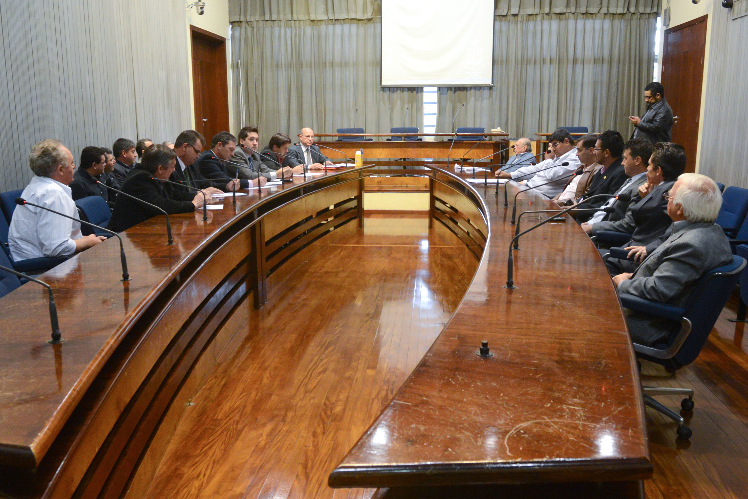 Grupo de trabalho da Frente Parlamentar pela Duplicao da Rodovia SP-255<a style='float:right;color:#ccc' href='https://www3.al.sp.gov.br/repositorio/noticia/N-09-2013/fg129343.jpg' target=_blank><i class='bi bi-zoom-in'></i> Clique para ver a imagem </a>
