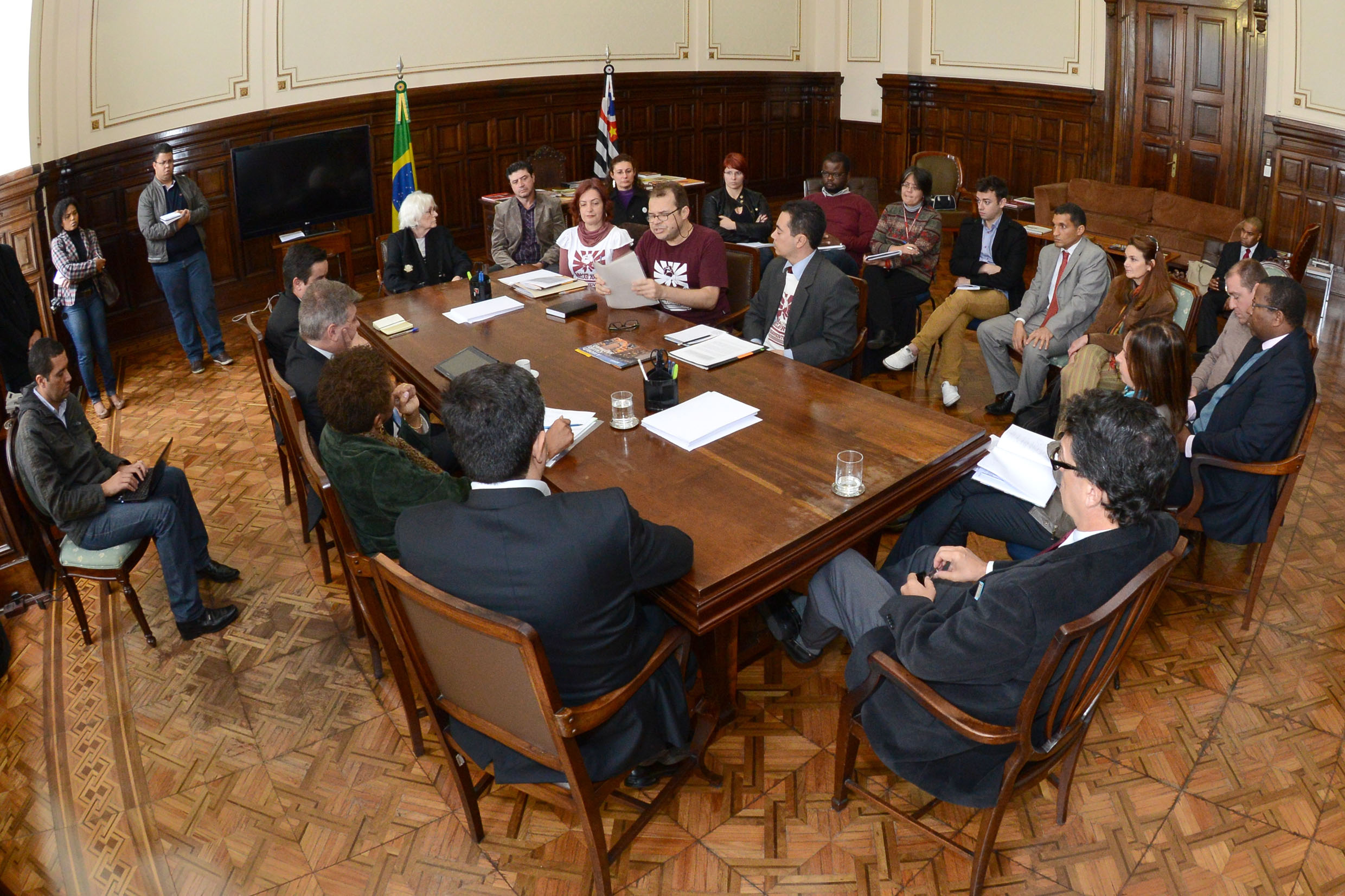 Reunio na Secretaria de Estado da Cultura<a style='float:right;color:#ccc' href='https://www3.al.sp.gov.br/repositorio/noticia/N-09-2013/fg129353.jpg' target=_blank><i class='bi bi-zoom-in'></i> Clique para ver a imagem </a>