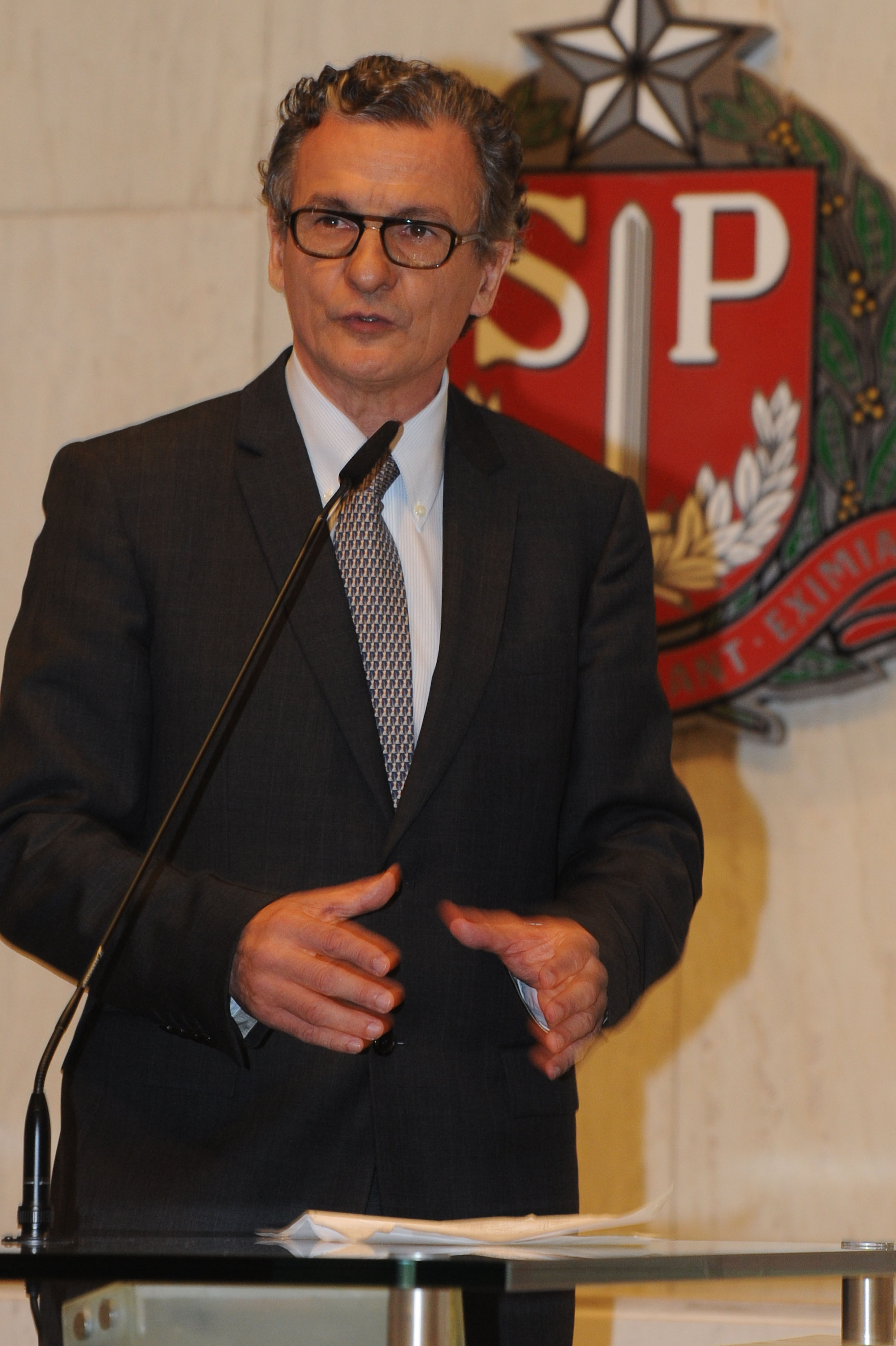 Jos Osmar Medina (ao microfone) <a style='float:right;color:#ccc' href='https://www3.al.sp.gov.br/repositorio/noticia/N-09-2013/fg129497.jpg' target=_blank><i class='bi bi-zoom-in'></i> Clique para ver a imagem </a>