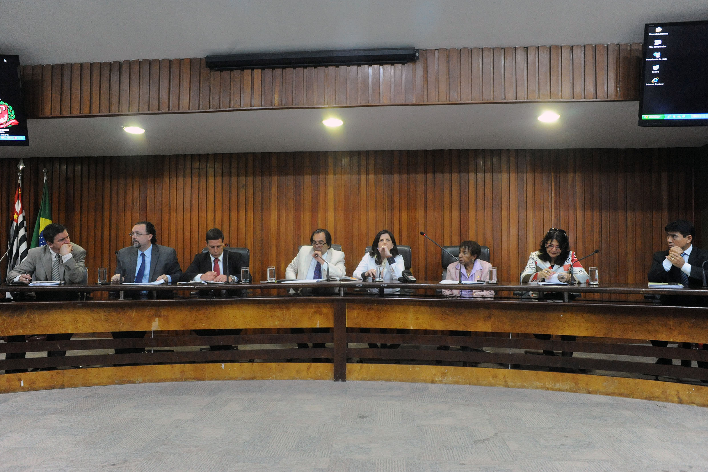 Marco Aurélio de Souza, Carlos Bezerra Jr, Fernando Capez ,Adriano Diogo,Norma Sueli Bonaccorso,Leci Brandão,Beth Sahão e Hélio Nishimoto <a style='float:right;color:#ccc' href='https://www3.al.sp.gov.br/repositorio/noticia/N-09-2013/fg129598.jpg' target=_blank><i class='bi bi-zoom-in'></i> Clique para ver a imagem </a>