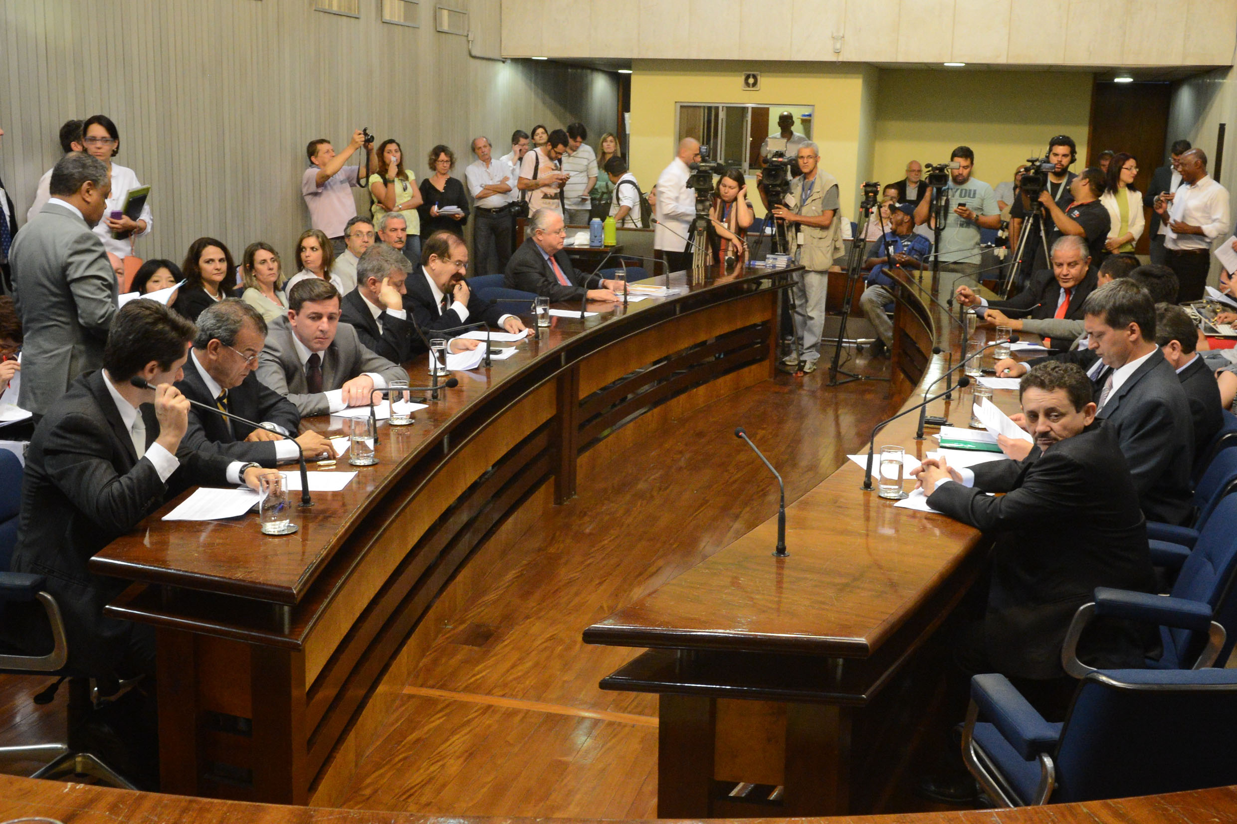 Autoridades presentes<a style='float:right;color:#ccc' href='https://www3.al.sp.gov.br/repositorio/noticia/N-09-2013/fg129666.jpg' target=_blank><i class='bi bi-zoom-in'></i> Clique para ver a imagem </a>