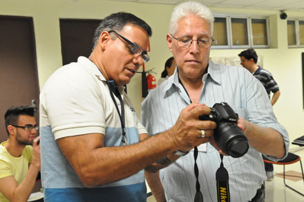 Maurcio Garcia (esq.) explica a colega funcionamento da mquina fotogrfica<a style='float:right;color:#ccc' href='https://www3.al.sp.gov.br/repositorio/noticia/N-09-2013/fg129798.jpg' target=_blank><i class='bi bi-zoom-in'></i> Clique para ver a imagem </a>