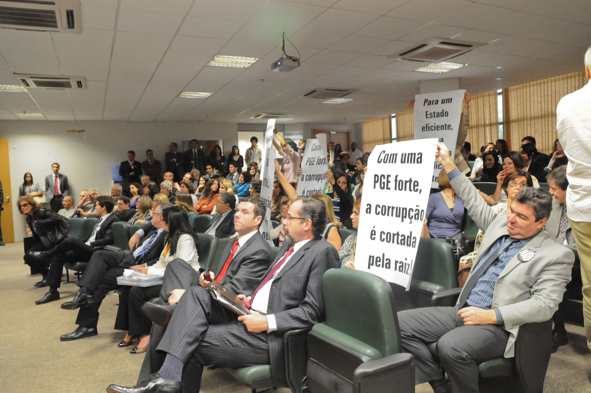 Audiência pública para debater o projeto da Lei Orgânica da Procuradoria Geral do Estado<a style='float:right;color:#ccc' href='https://www3.al.sp.gov.br/repositorio/noticia/N-09-2013/fg129949.jpg' target=_blank><i class='bi bi-zoom-in'></i> Clique para ver a imagem </a>