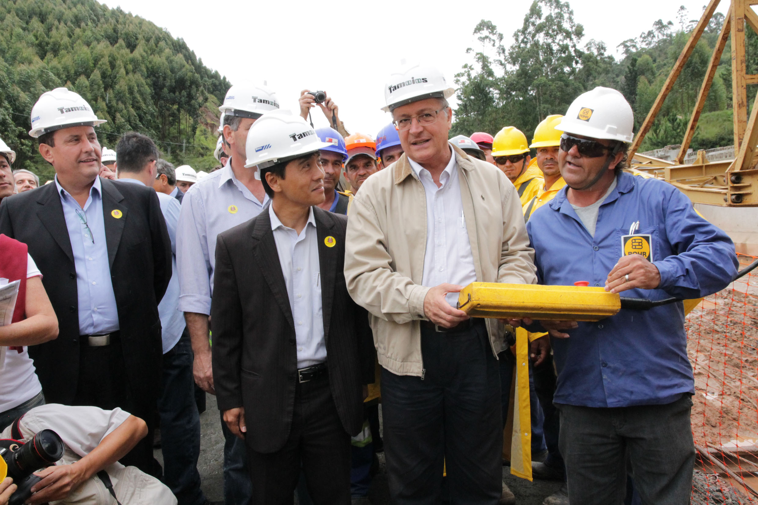 Nishimoto e Alckmin em visita às obras na Tamoios, em março de 2013<a style='float:right;color:#ccc' href='https://www3.al.sp.gov.br/repositorio/noticia/N-09-2013/fg130110.jpg' target=_blank><i class='bi bi-zoom-in'></i> Clique para ver a imagem </a>