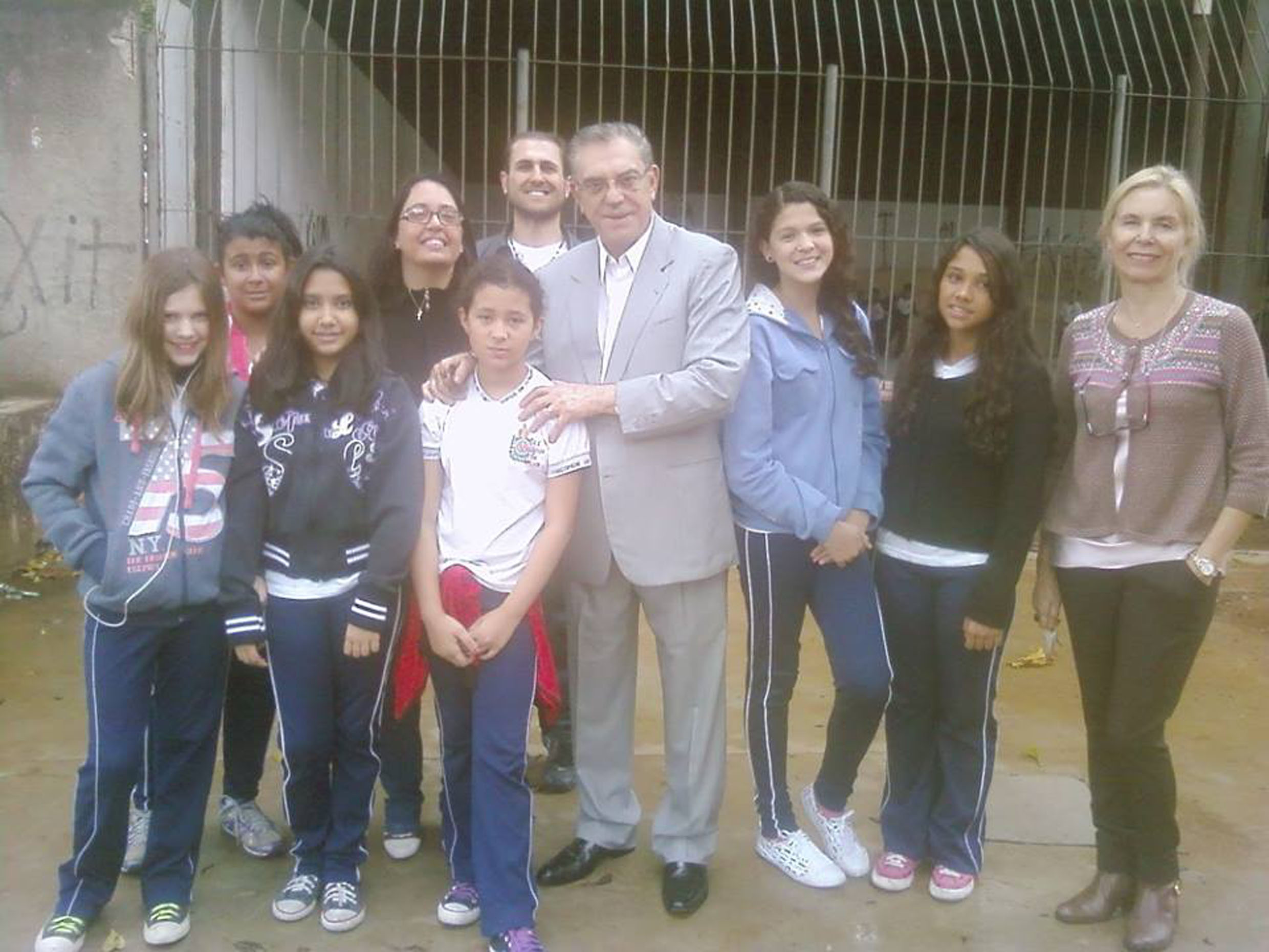 Ferrarini quer ajudar a escola<a style='float:right;color:#ccc' href='https://www3.al.sp.gov.br/repositorio/noticia/N-09-2013/fg130270.jpg' target=_blank><i class='bi bi-zoom-in'></i> Clique para ver a imagem </a>