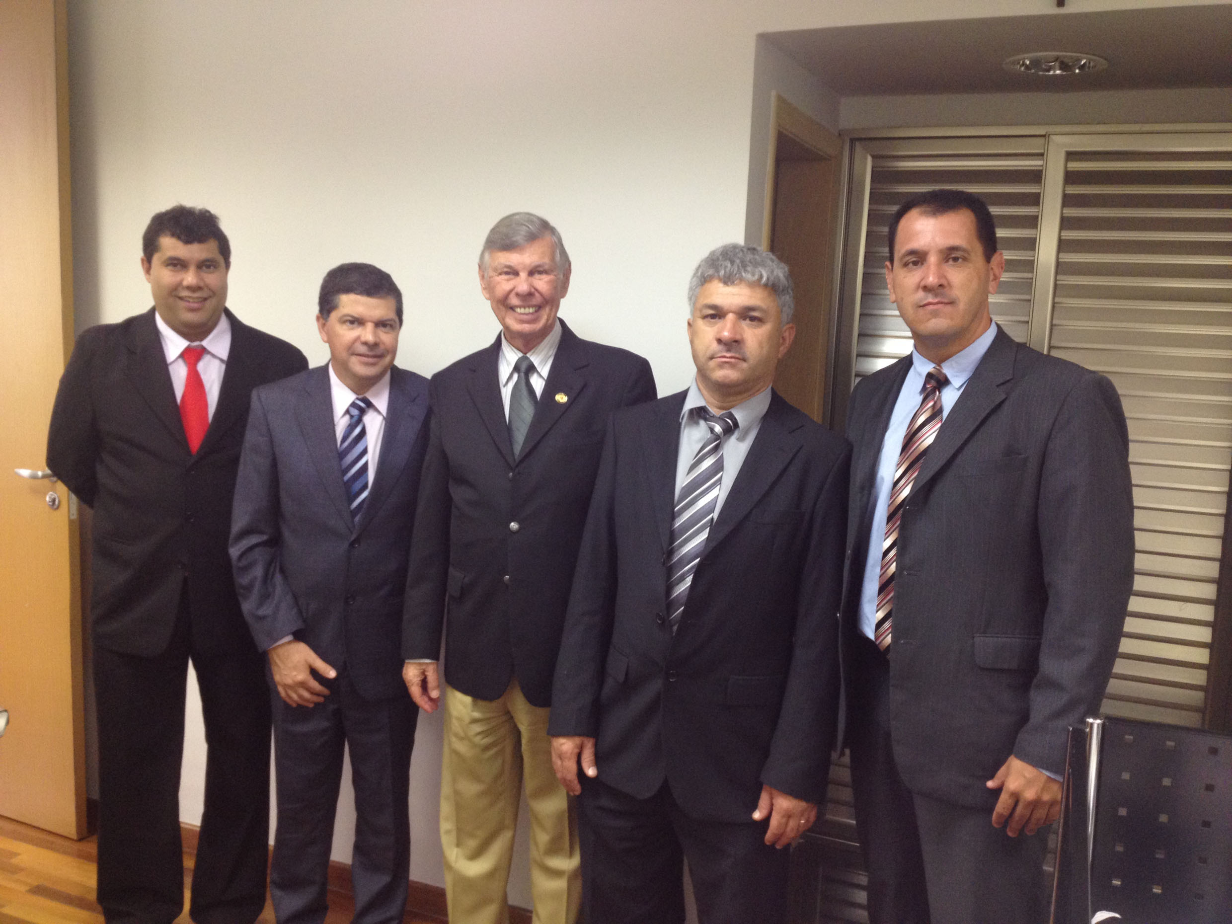 Augusto, Carlão, Gasparini, Toninho e Roberval<a style='float:right;color:#ccc' href='https://www3.al.sp.gov.br/repositorio/noticia/N-09-2013/fg130356.jpg' target=_blank><i class='bi bi-zoom-in'></i> Clique para ver a imagem </a>