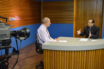 Chedid  ( dir.) concede entrevista  TV Altiora de Bragana Paulista<a style='float:right;color:#ccc' href='https://www3.al.sp.gov.br/repositorio/noticia/N-09-2015/fg175334.jpg' target=_blank><i class='bi bi-zoom-in'></i> Clique para ver a imagem </a>