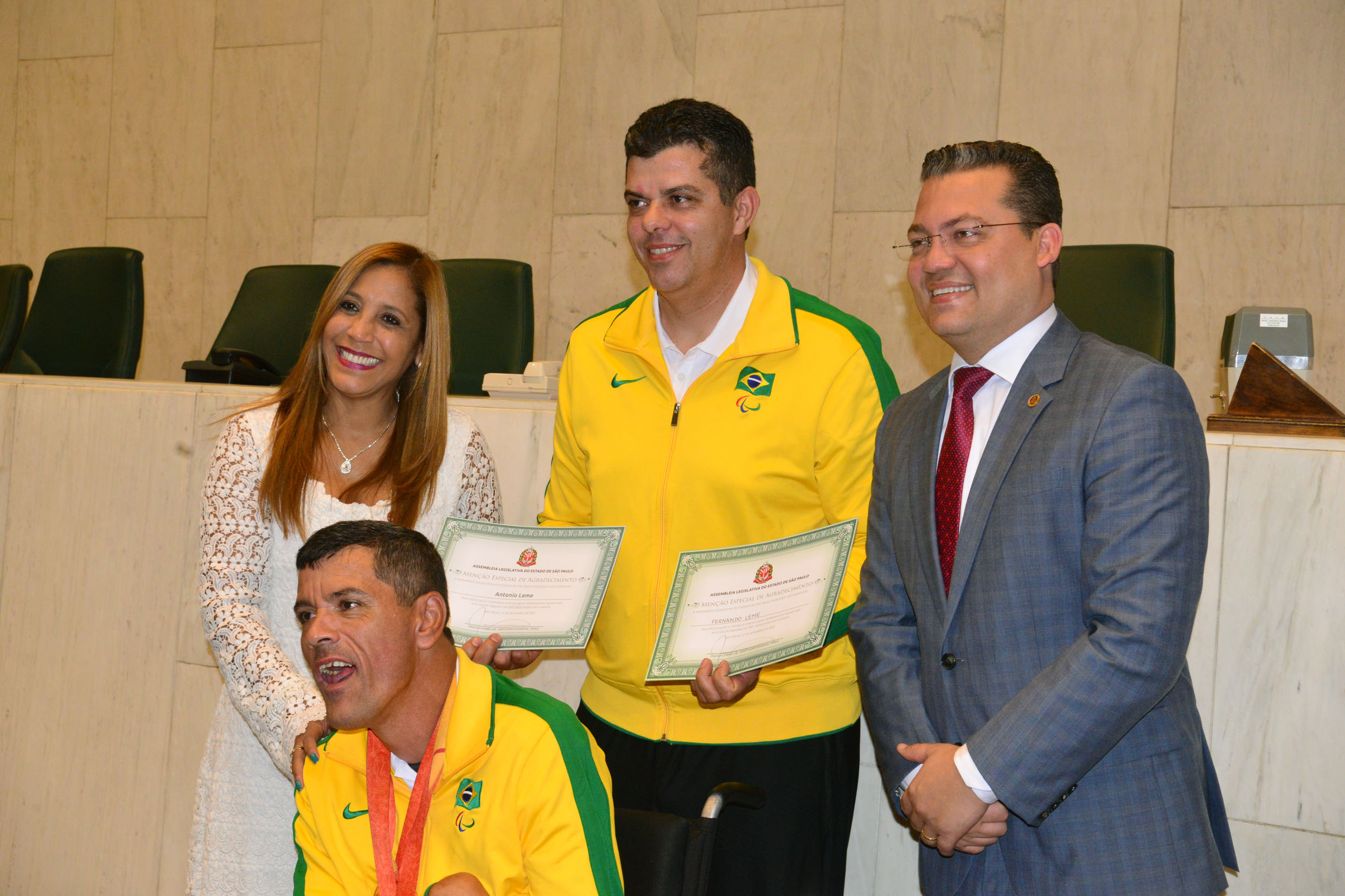 Os atletas Antonio Leme e Fernando Leme, ladeados por Cllia Gomes e Paulo Correa Jr, recebem diploma comemorativo<a style='float:right;color:#ccc' href='https://www3.al.sp.gov.br/repositorio/noticia/N-09-2015/fg175609.jpg' target=_blank><i class='bi bi-zoom-in'></i> Clique para ver a imagem </a>