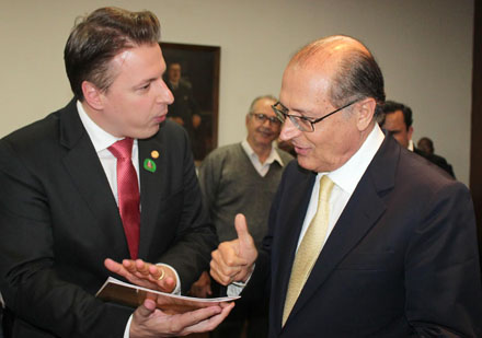 Alckmin e Igor Soares (foto: Eurico Ramos)<a style='float:right;color:#ccc' href='https://www3.al.sp.gov.br/repositorio/noticia/N-09-2015/fg175659.jpg' target=_blank><i class='bi bi-zoom-in'></i> Clique para ver a imagem </a>