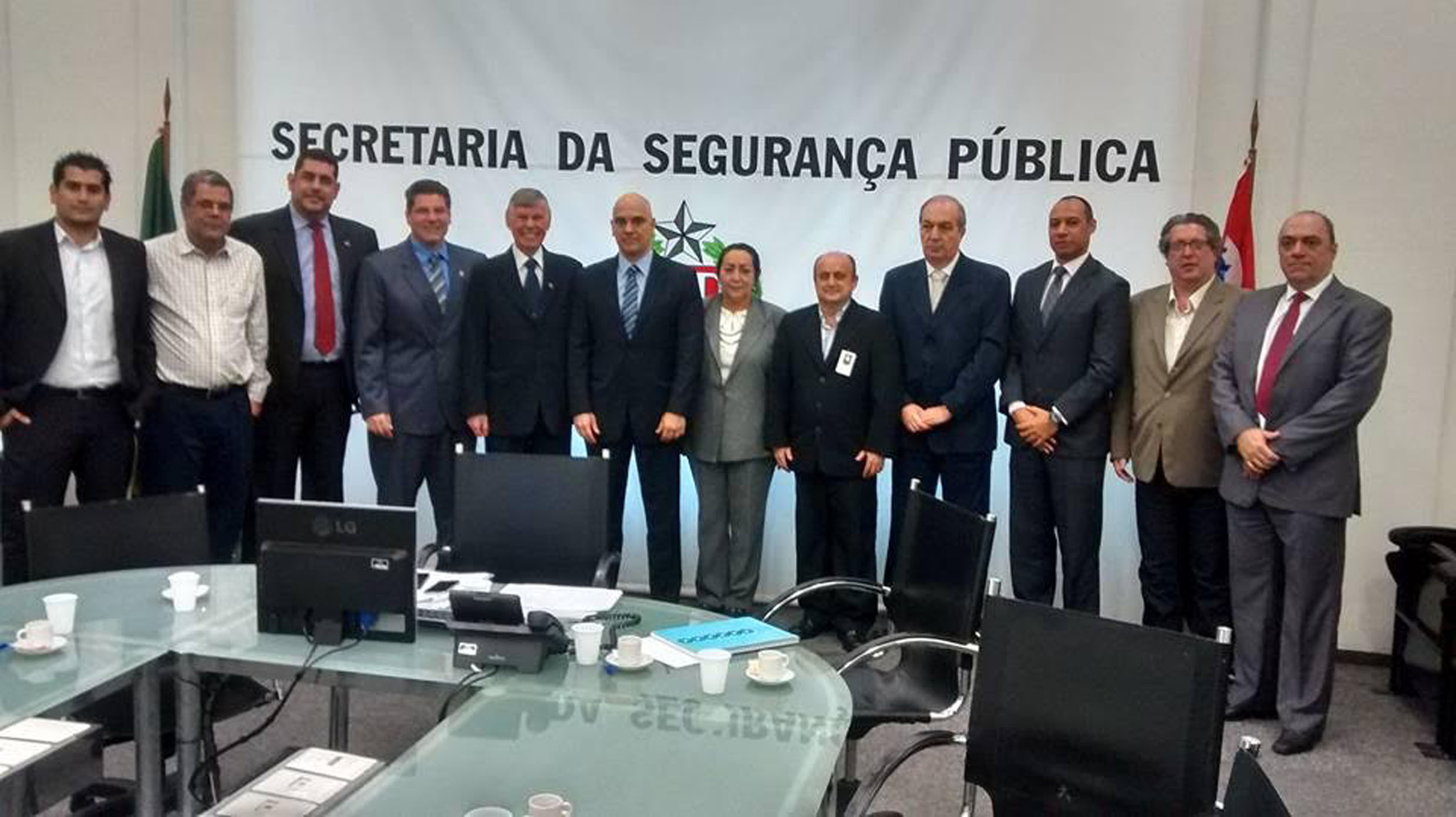 Comitiva de Ribeiro Preto visitou Secretaria da Segurana Pblica<a style='float:right;color:#ccc' href='https://www3.al.sp.gov.br/repositorio/noticia/N-09-2015/fg175800.jpg' target=_blank><i class='bi bi-zoom-in'></i> Clique para ver a imagem </a>