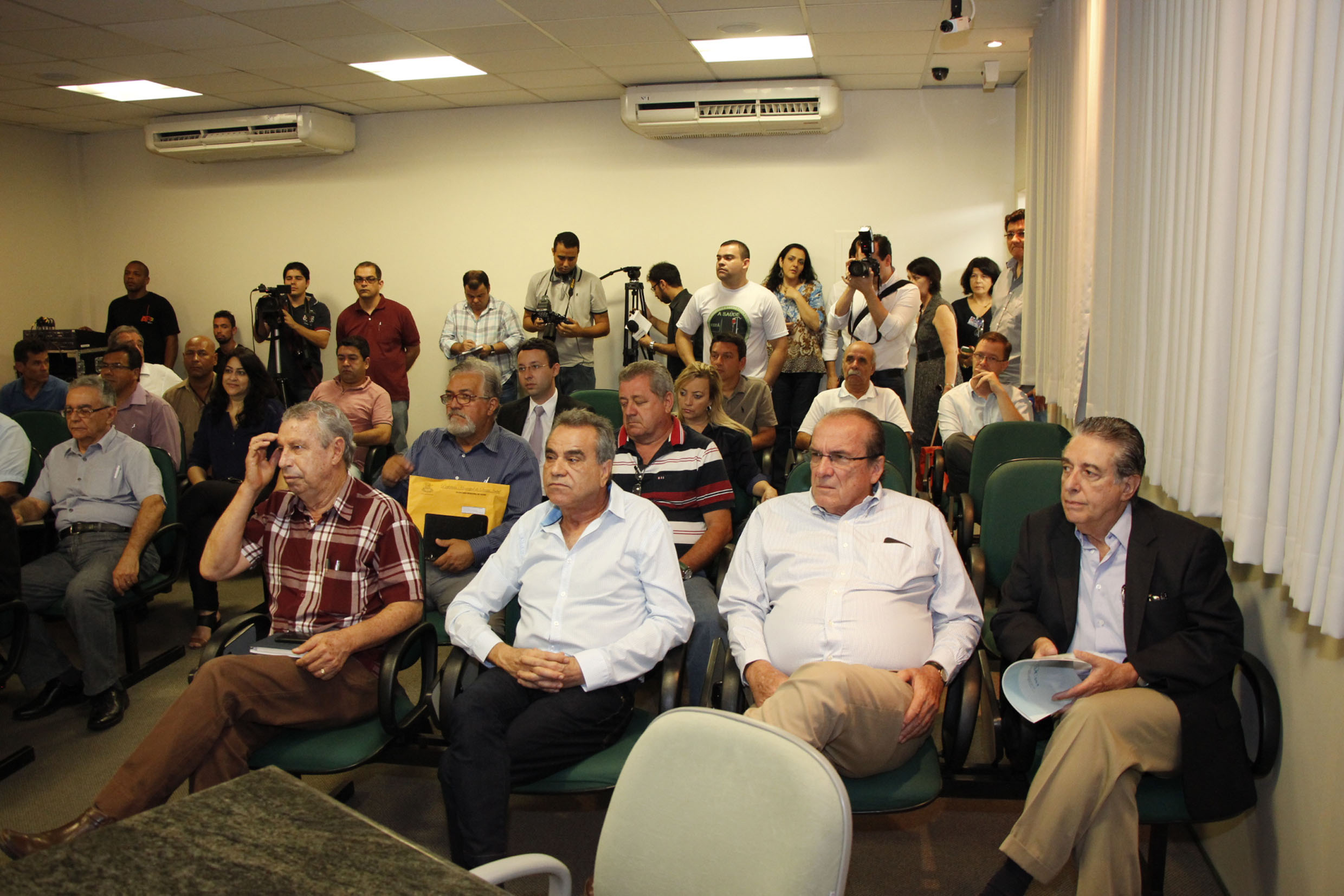 Evento em So Jos dos Campos teve a presena de quase 100 pessoas<a style='float:right;color:#ccc' href='https://www3.al.sp.gov.br/repositorio/noticia/N-09-2015/fg176045.jpg' target=_blank><i class='bi bi-zoom-in'></i> Clique para ver a imagem </a>