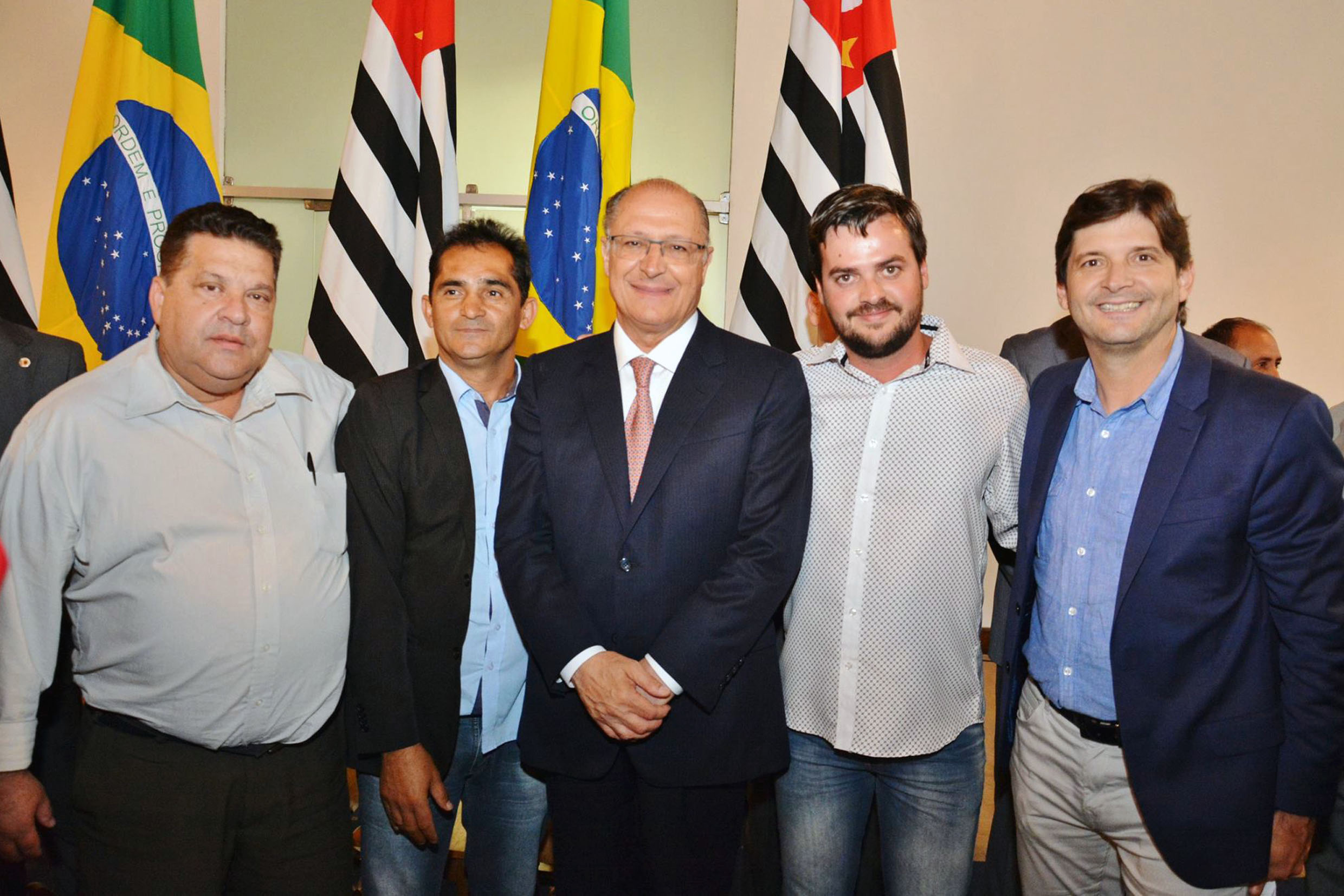 Andr do Prado ( dir.), com Geraldo Alckmin (ao centro)<a style='float:right;color:#ccc' href='https://www3.al.sp.gov.br/repositorio/noticia/N-09-2017/fg207861.jpg' target=_blank><i class='bi bi-zoom-in'></i> Clique para ver a imagem </a>