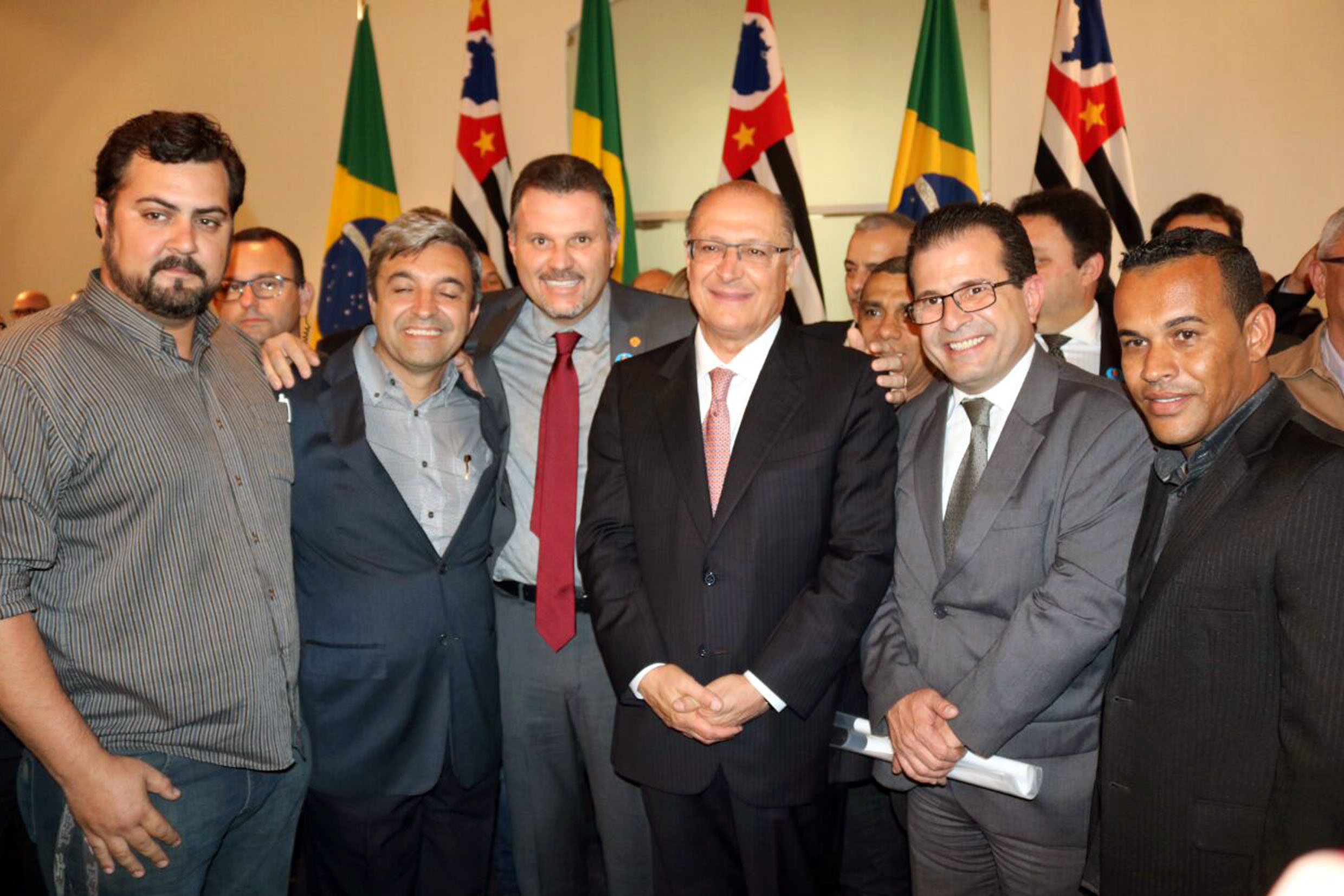 Junior Aprillanti e Geraldo Alckmin (ao centro)<a style='float:right;color:#ccc' href='https://www3.al.sp.gov.br/repositorio/noticia/N-09-2017/fg208769.jpg' target=_blank><i class='bi bi-zoom-in'></i> Clique para ver a imagem </a>