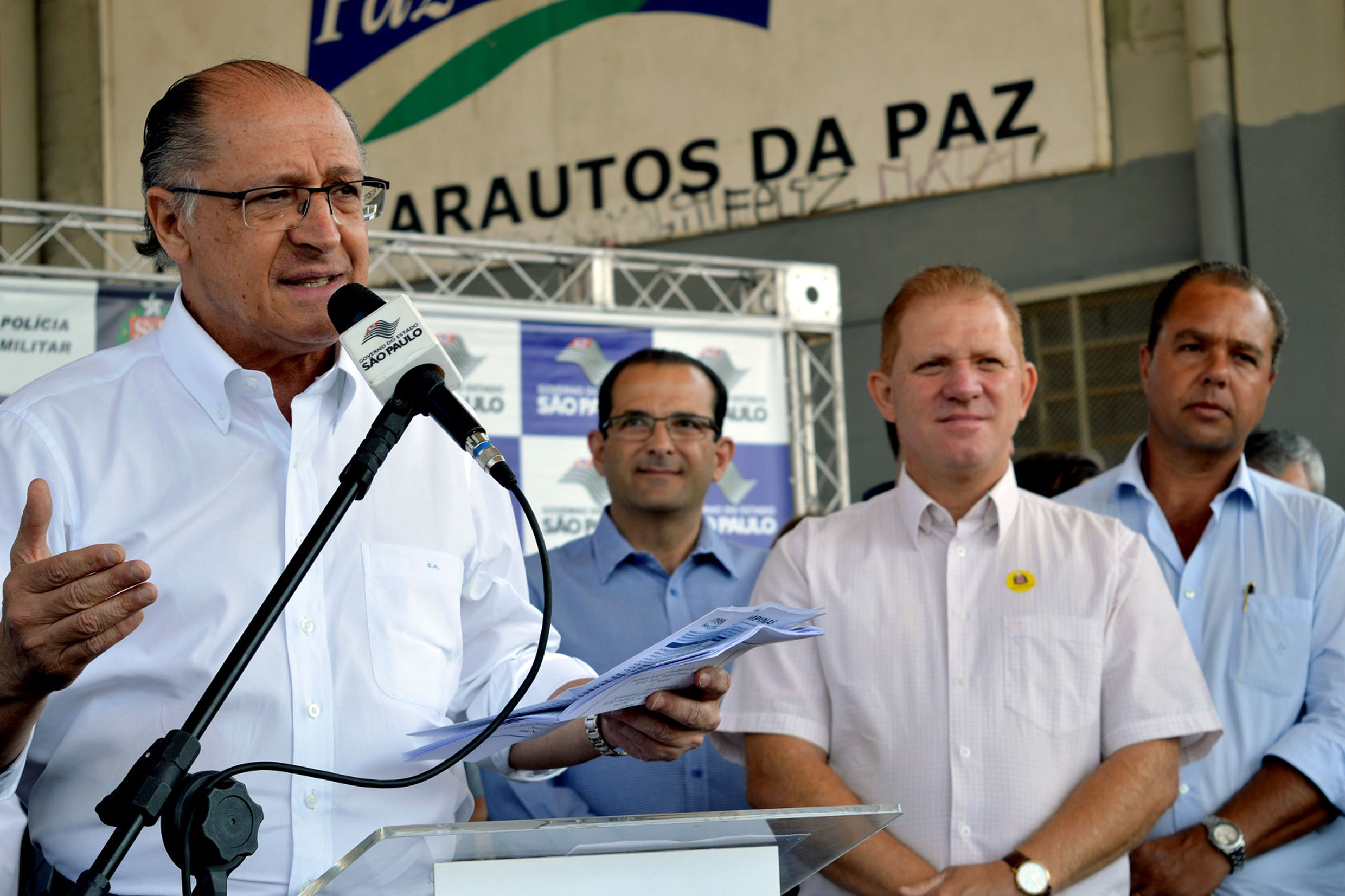 Edmir Chedid (2  esq.) ouve Geraldo Alckmin<a style='float:right;color:#ccc' href='https://www3.al.sp.gov.br/repositorio/noticia/N-09-2017/fg209604.jpg' target=_blank><i class='bi bi-zoom-in'></i> Clique para ver a imagem </a>