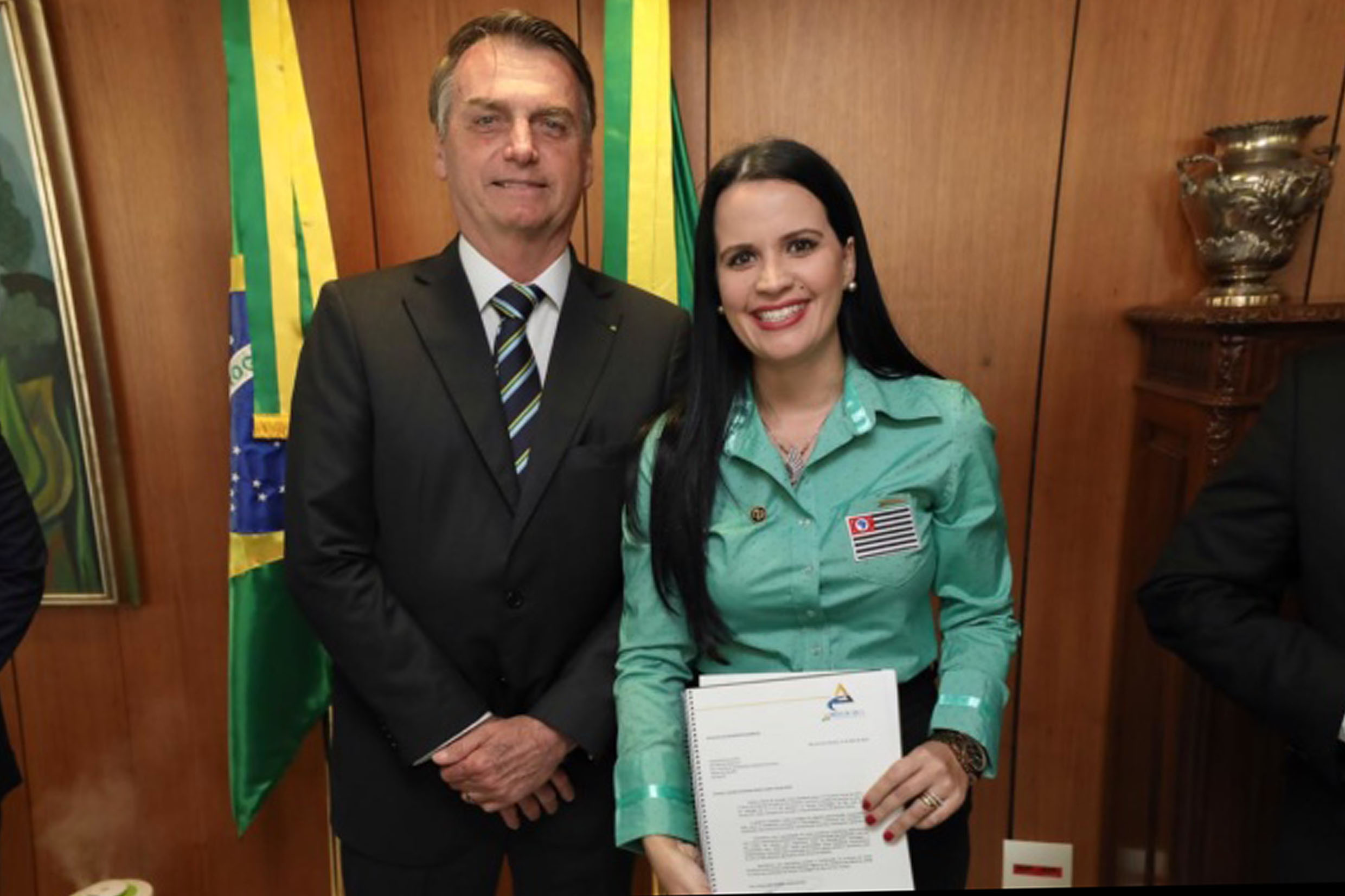 Jair Bolsonaro e Leticia Aguiar<a style='float:right;color:#ccc' href='https://www3.al.sp.gov.br/repositorio/noticia/N-09-2019/fg239499.jpg' target=_blank><i class='bi bi-zoom-in'></i> Clique para ver a imagem </a>