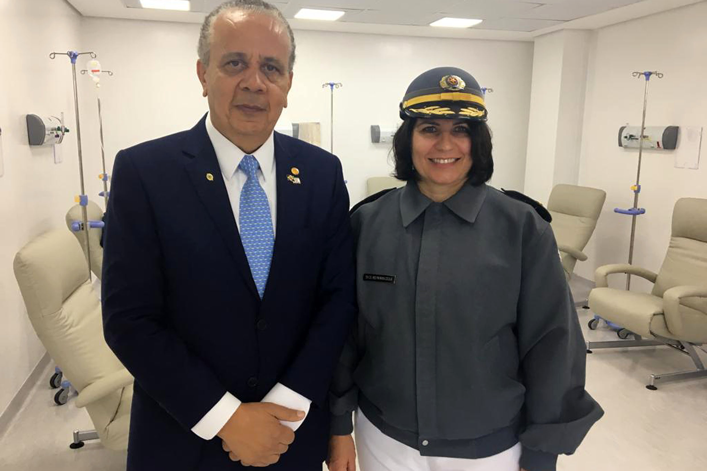 Tenente Nascimento e Maria Ceclia chefe do Hospital da Polcia Militar<a style='float:right;color:#ccc' href='https://www3.al.sp.gov.br/repositorio/noticia/N-09-2019/fg239657.jpg' target=_blank><i class='bi bi-zoom-in'></i> Clique para ver a imagem </a>