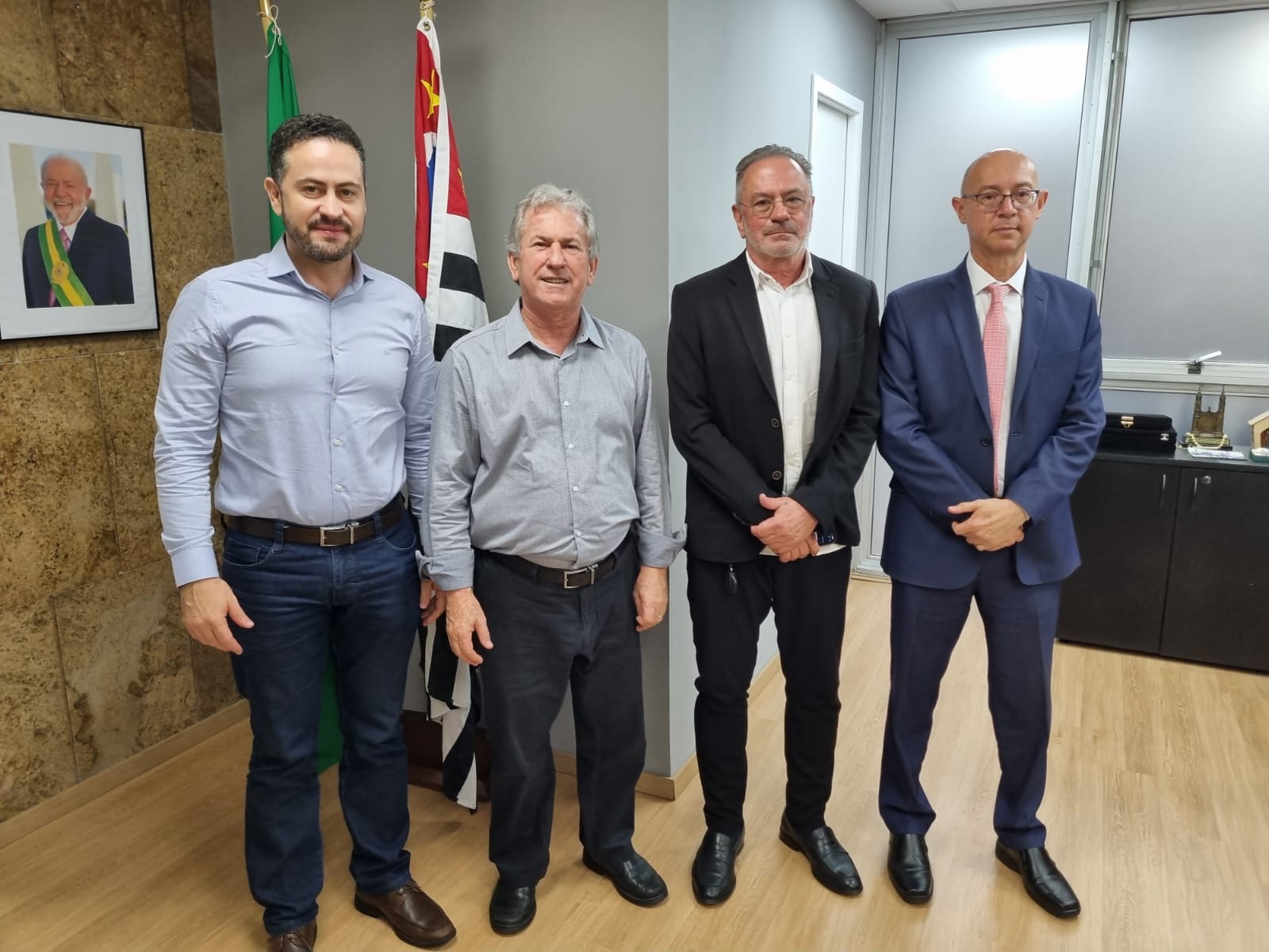 Deputado Enio Tatto (2º à esquerda)<a style='float:right;color:#ccc' href='https://www3.al.sp.gov.br/repositorio/noticia/N-09-2023/fg308277.jpeg' target=_blank><i class='bi bi-zoom-in'></i> Clique para ver a imagem </a>
