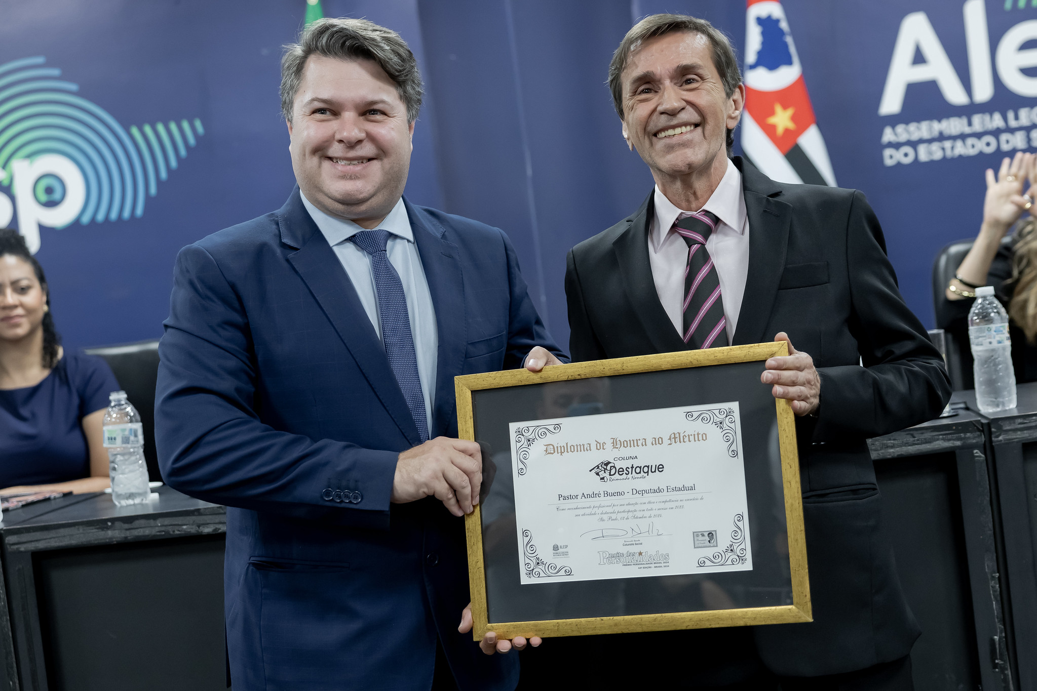 Dep. Andr Bueno (PL) esteve entre os homenageados<a style='float:right;color:#ccc' href='https://www3.al.sp.gov.br/repositorio/noticia/N-09-2024/fg333860.jpg' target=_blank><i class='bi bi-zoom-in'></i> Clique para ver a imagem </a>