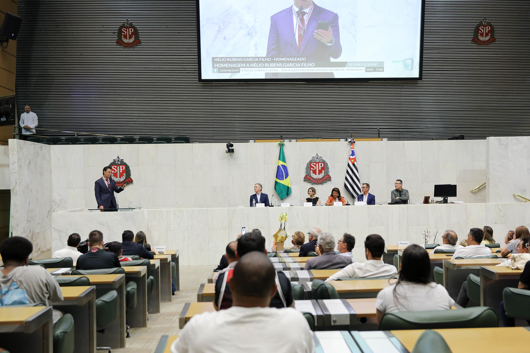 Colar de Honra  entregue a Helinho Garcia<a style='float:right;color:#ccc' href='https://www3.al.sp.gov.br/repositorio/noticia/N-09-2024/fg334419.jpg' target=_blank><i class='bi bi-zoom-in'></i> Clique para ver a imagem </a>