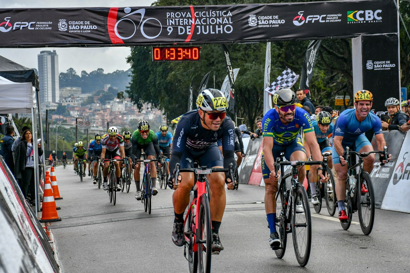 Prova internacional de ciclismo de estrada em SP<a style='float:right;color:#ccc' href='https://www3.al.sp.gov.br/repositorio/noticia/N-09-2024/fg335460.jpg' target=_blank><i class='bi bi-zoom-in'></i> Clique para ver a imagem </a>
