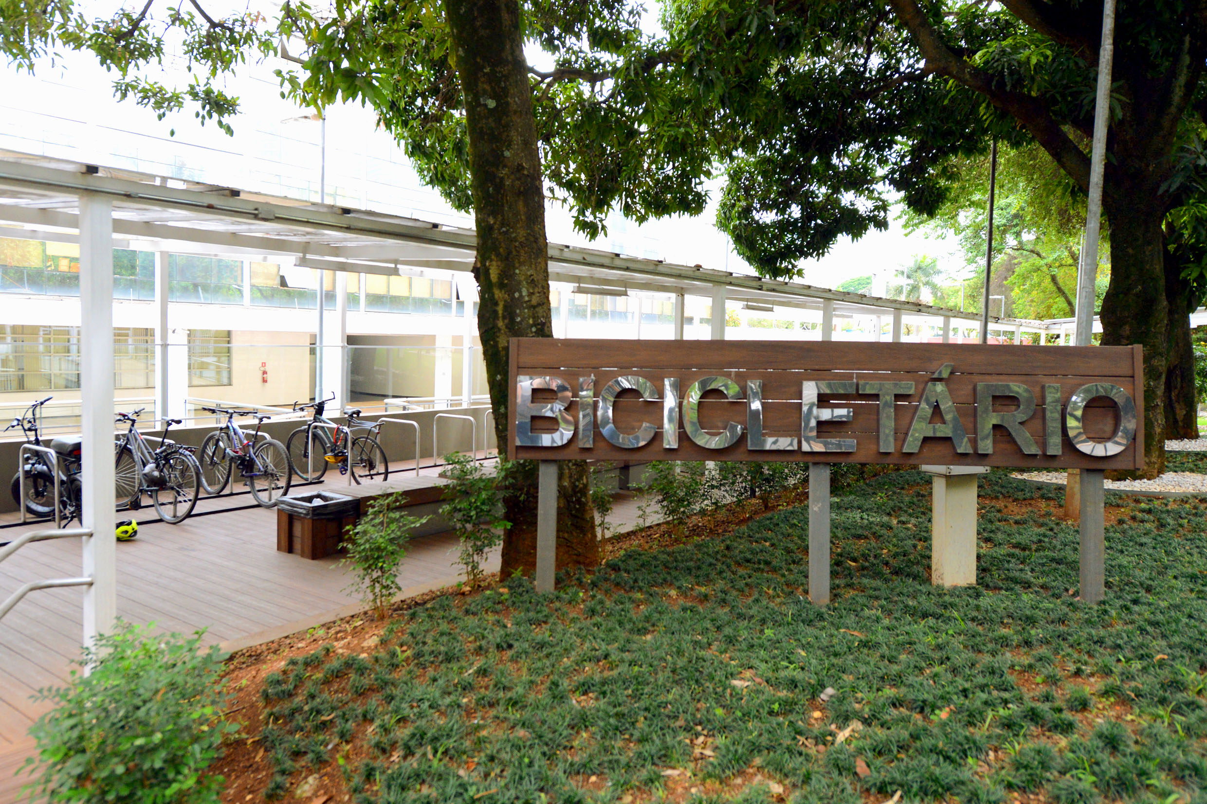 Bicicletário da Alesp facilita a prática<a style='float:right;color:#ccc' href='https://www3.al.sp.gov.br/repositorio/noticia/N-09-2024/fg335467.jpg' target=_blank><i class='bi bi-zoom-in'></i> Clique para ver a imagem </a>