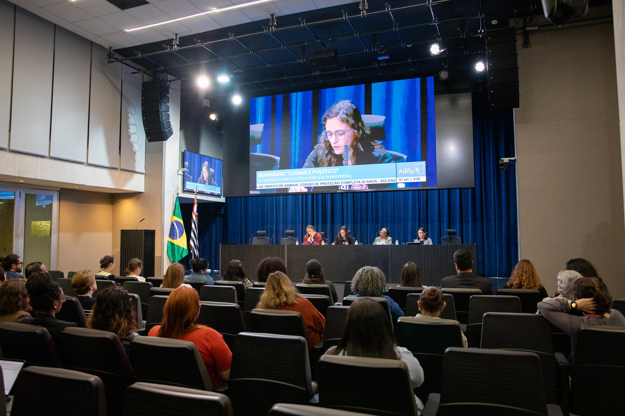 Seminário discute políticas para cuidados<a style='float:right;color:#ccc' href='https://www3.al.sp.gov.br/repositorio/noticia/N-09-2025/fg351825.jpg' target=_blank><i class='bi bi-zoom-in'></i> Clique para ver a imagem </a>