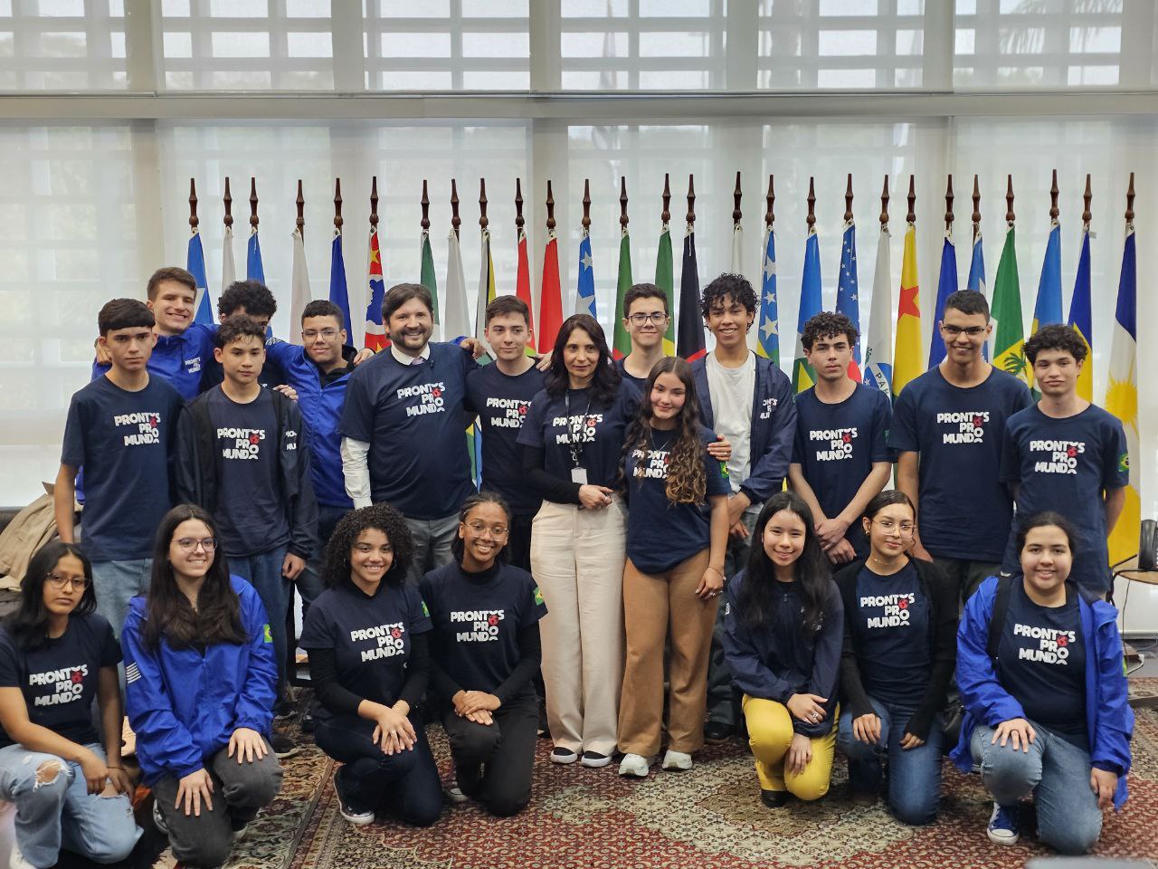 Presidente recebe estudantes no Salo Nobre<a style='float:right;color:#ccc' href='https://www3.al.sp.gov.br/repositorio/noticia/N-09-2025/fg352006.jpg' target=_blank><i class='bi bi-zoom-in'></i> Clique para ver a imagem </a>
