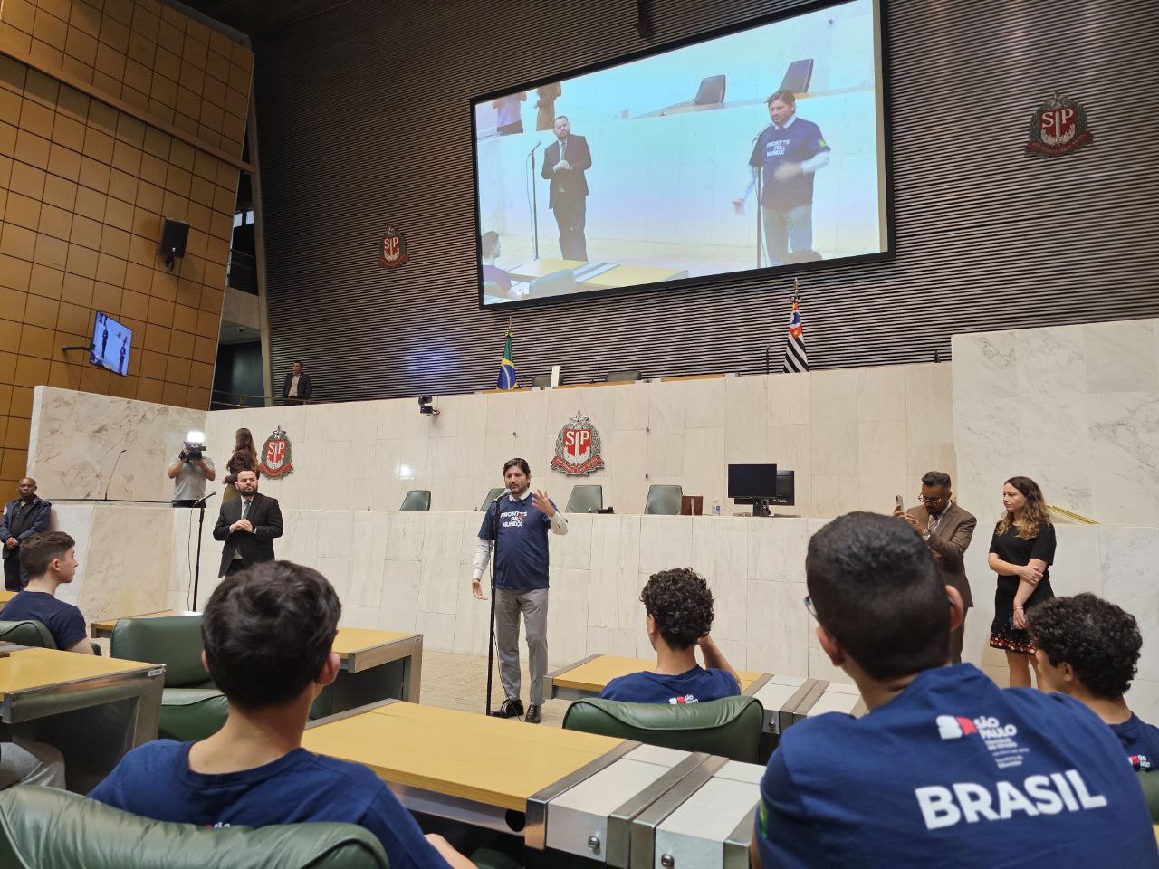 Estudantes no Plenrio JK<a style='float:right;color:#ccc' href='https://www3.al.sp.gov.br/repositorio/noticia/N-09-2025/fg352008.jpg' target=_blank><i class='bi bi-zoom-in'></i> Clique para ver a imagem </a>