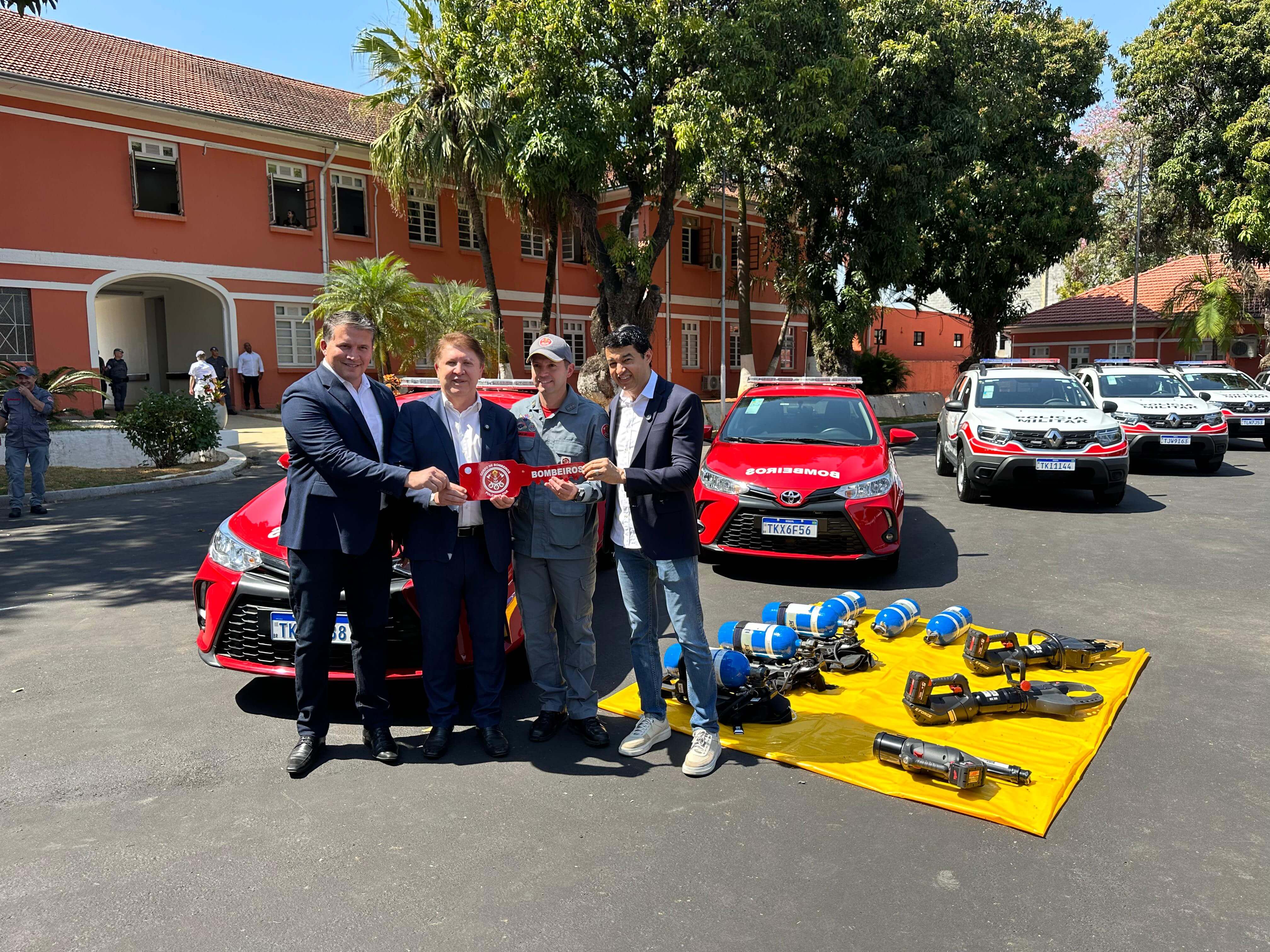 Bombeiros de Sorocaba recebem novas viaturas <a style='float:right;color:#ccc' href='https://www3.al.sp.gov.br/repositorio/noticia/N-09-2025/fg352121.jpeg' target=_blank><i class='bi bi-zoom-in'></i> Clique para ver a imagem </a>