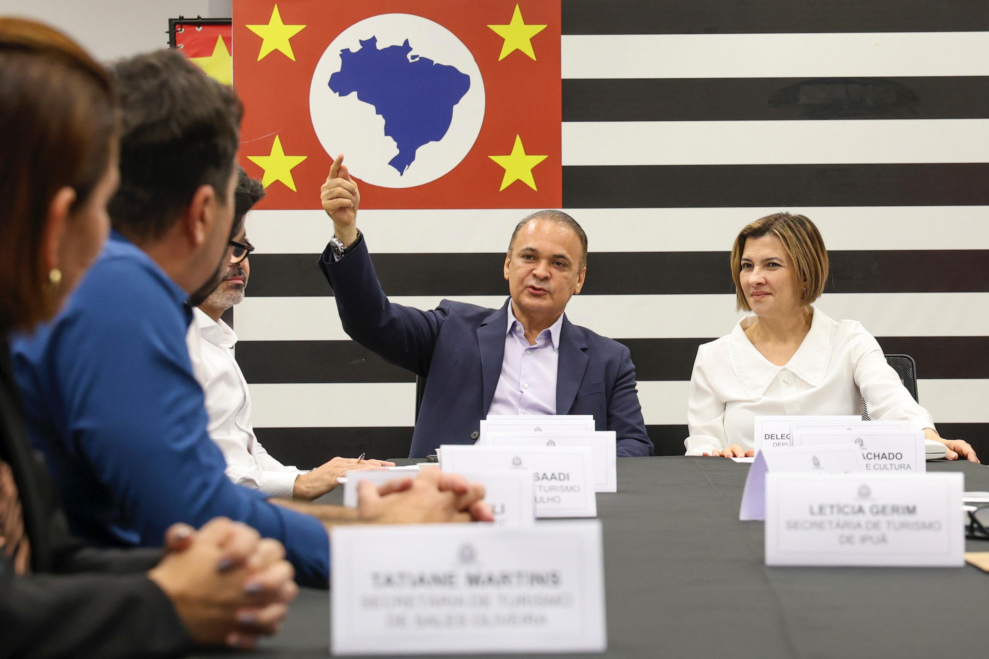 Deputada e secretário de Turismo <a style='float:right;color:#ccc' href='https://www3.al.sp.gov.br/repositorio/noticia/N-09-2025/fg352399.jpeg' target=_blank><i class='bi bi-zoom-in'></i> Clique para ver a imagem </a>