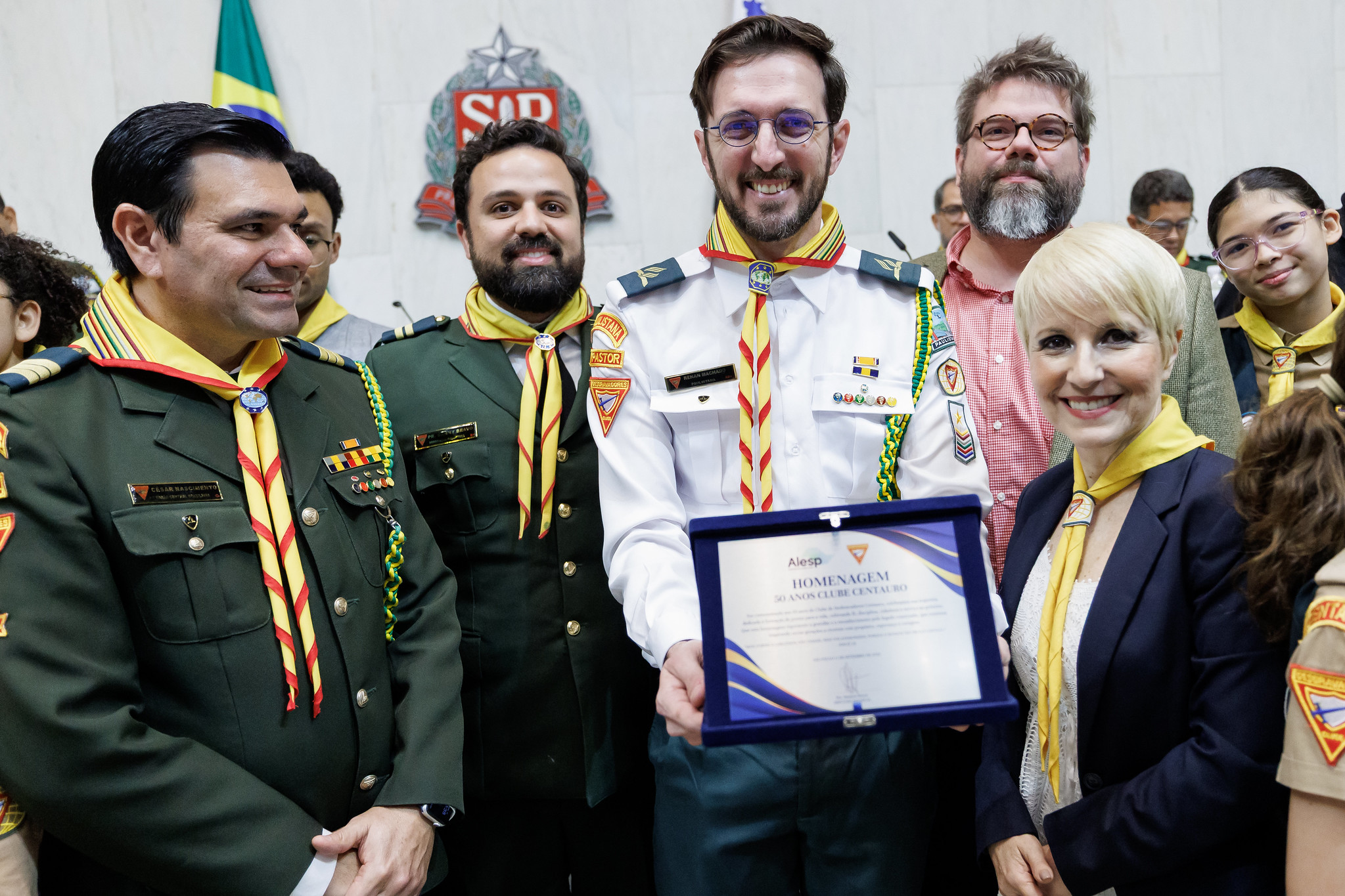 Renan Machado segurando a honraria<a style='float:right;color:#ccc' href='https://www3.al.sp.gov.br/repositorio/noticia/N-09-2025/fg352414.jpg' target=_blank><i class='bi bi-zoom-in'></i> Clique para ver a imagem </a>