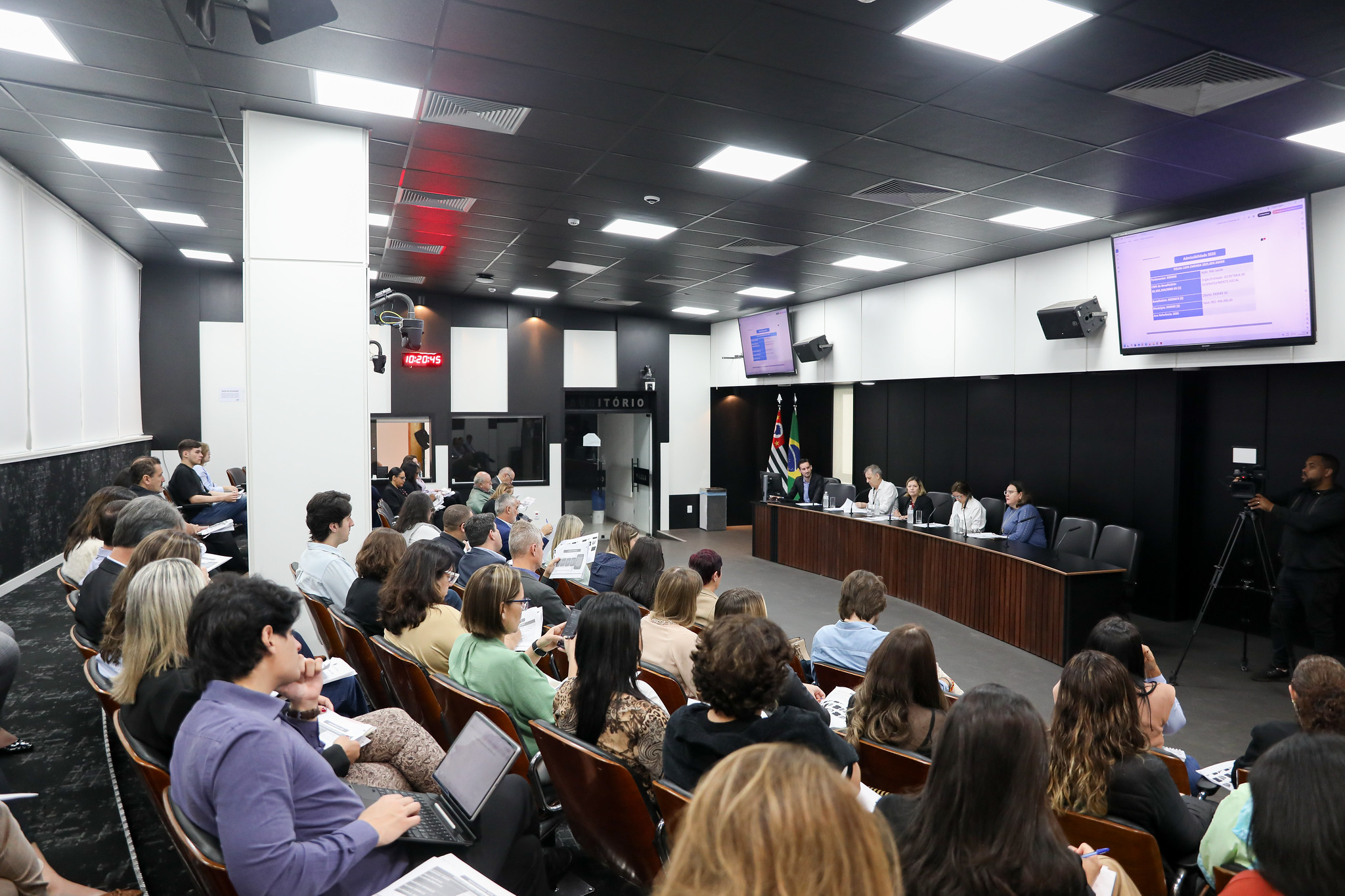 Encontro foca execuo de emendas na rea social<a style='float:right;color:#ccc' href='https://www3.al.sp.gov.br/repositorio/noticia/N-09-2025/fg352600.jpg' target=_blank><i class='bi bi-zoom-in'></i> Clique para ver a imagem </a>