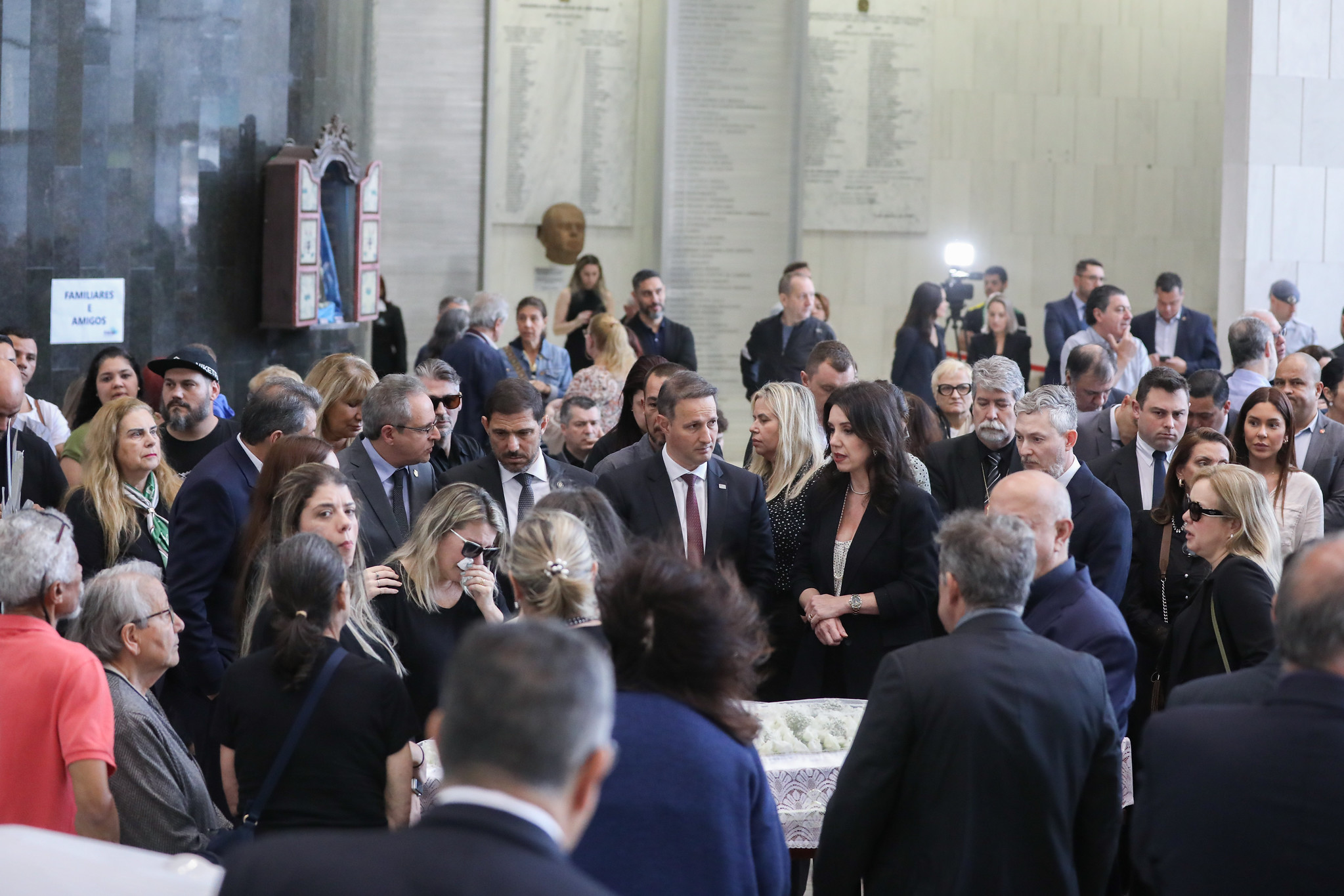 Autoridades prestam últimas homenagens a delegado<a style='float:right;color:#ccc' href='https://www3.al.sp.gov.br/repositorio/noticia/N-09-2025/fg352626.jpg' target=_blank><i class='bi bi-zoom-in'></i> Clique para ver a imagem </a>