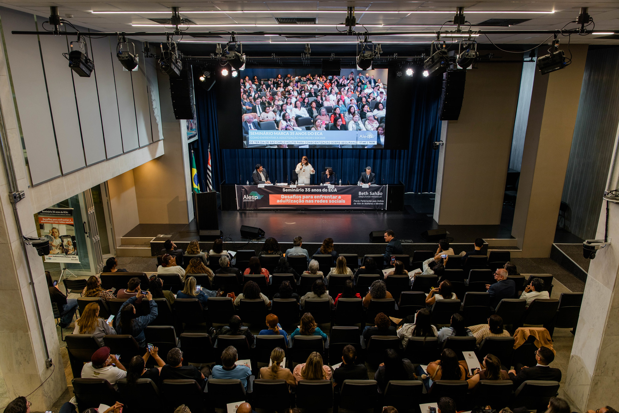 especialistas defendem regulação das redes e instrução nas escolas<a style='float:right;color:#ccc' href='https://www3.al.sp.gov.br/repositorio/noticia/N-09-2025/fg352803.jpg' target=_blank><i class='bi bi-zoom-in'></i> Clique para ver a imagem </a>