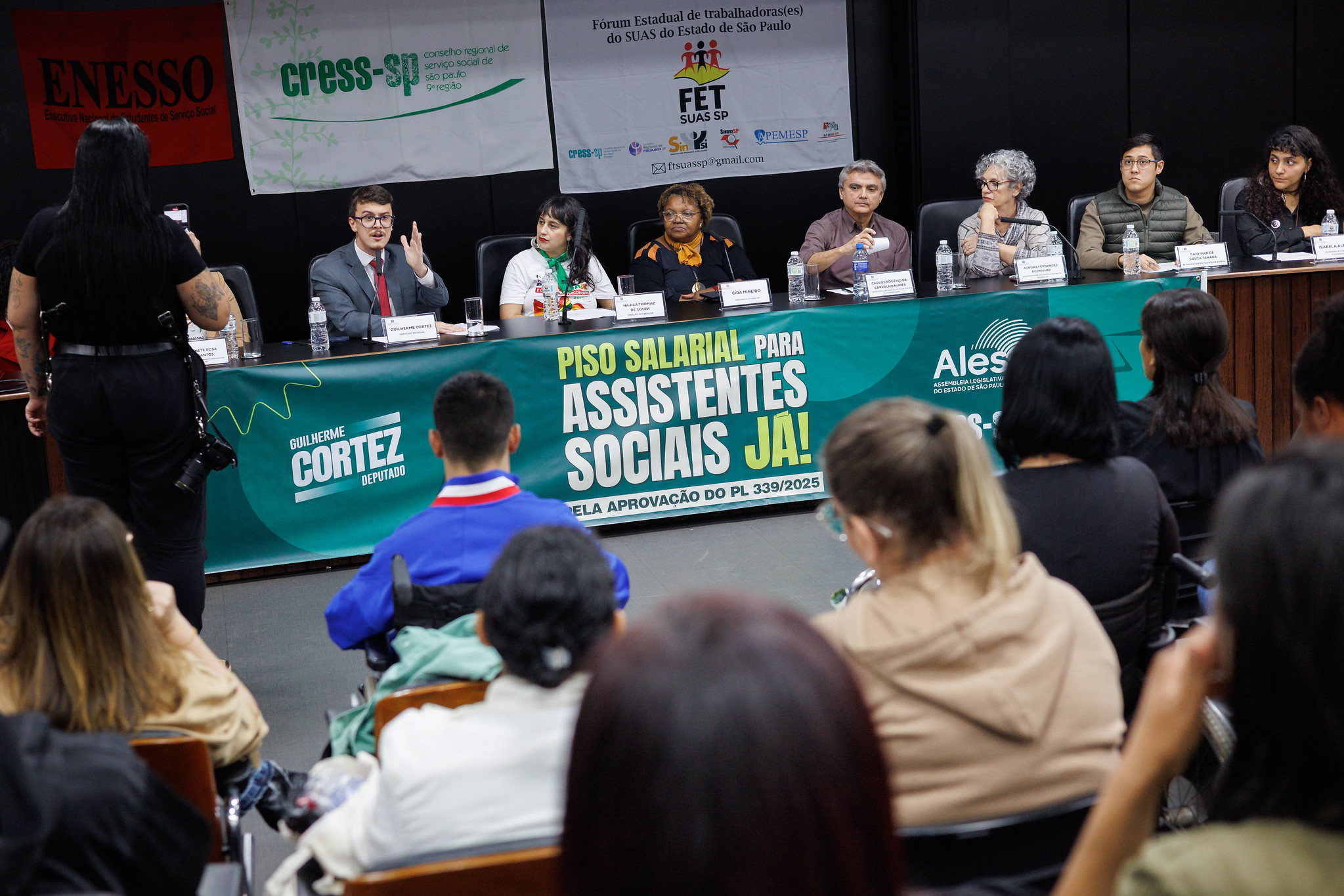 Mesa de debate <a style='float:right;color:#ccc' href='https://www3.al.sp.gov.br/repositorio/noticia/N-09-2025/fg353042.jpg' target=_blank><i class='bi bi-zoom-in'></i> Clique para ver a imagem </a>
