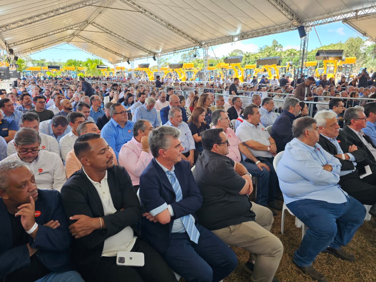 Entrega de mquinas agrcolas<a style='float:right;color:#ccc' href='https://www3.al.sp.gov.br/repositorio/noticia/N-09-2025/fg353286.jpeg' target=_blank><i class='bi bi-zoom-in'></i> Clique para ver a imagem </a>
