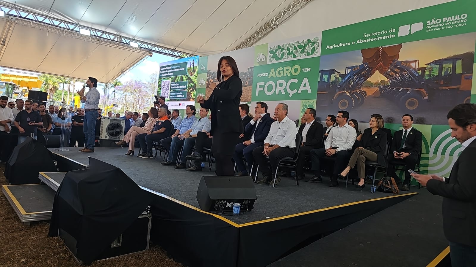 Entrega de mquinas agrcolas<a style='float:right;color:#ccc' href='https://www3.al.sp.gov.br/repositorio/noticia/N-09-2025/fg353287.jpeg' target=_blank><i class='bi bi-zoom-in'></i> Clique para ver a imagem </a>