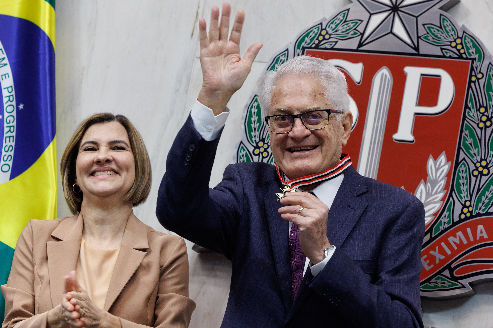 Roberto Engler recebe Colar de Honra na Alesp<a style='float:right;color:#ccc' href='https://www3.al.sp.gov.br/repositorio/noticia/N-09-2025/fg353628.jpg' target=_blank><i class='bi bi-zoom-in'></i> Clique para ver a imagem </a>