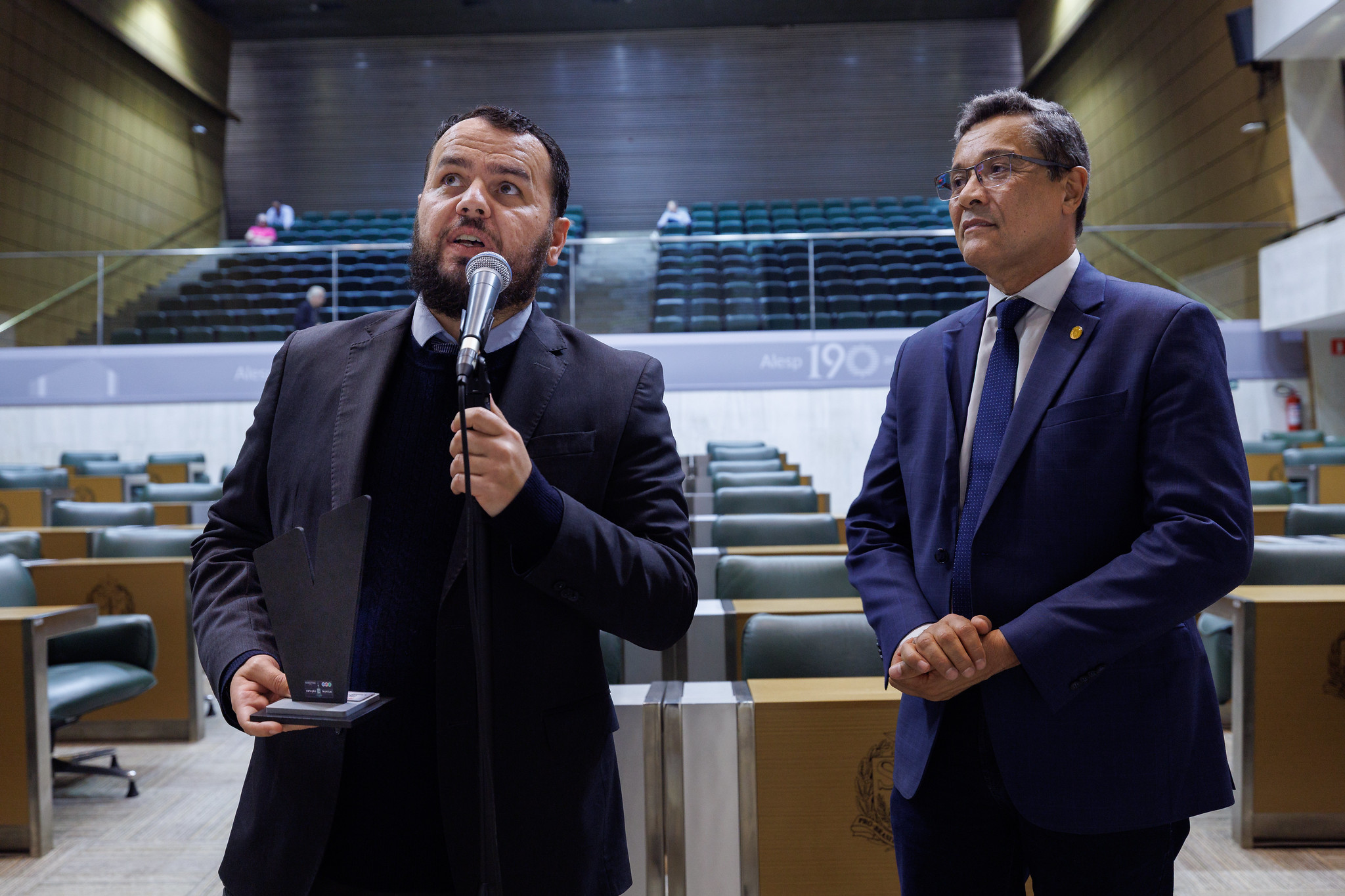 Deputados Gil Diniz (PL) e Reis (PT)<a style='float:right;color:#ccc' href='https://www3.al.sp.gov.br/repositorio/noticia/N-09-2025/fg353710.jpg' target=_blank><i class='bi bi-zoom-in'></i> Clique para ver a imagem </a>