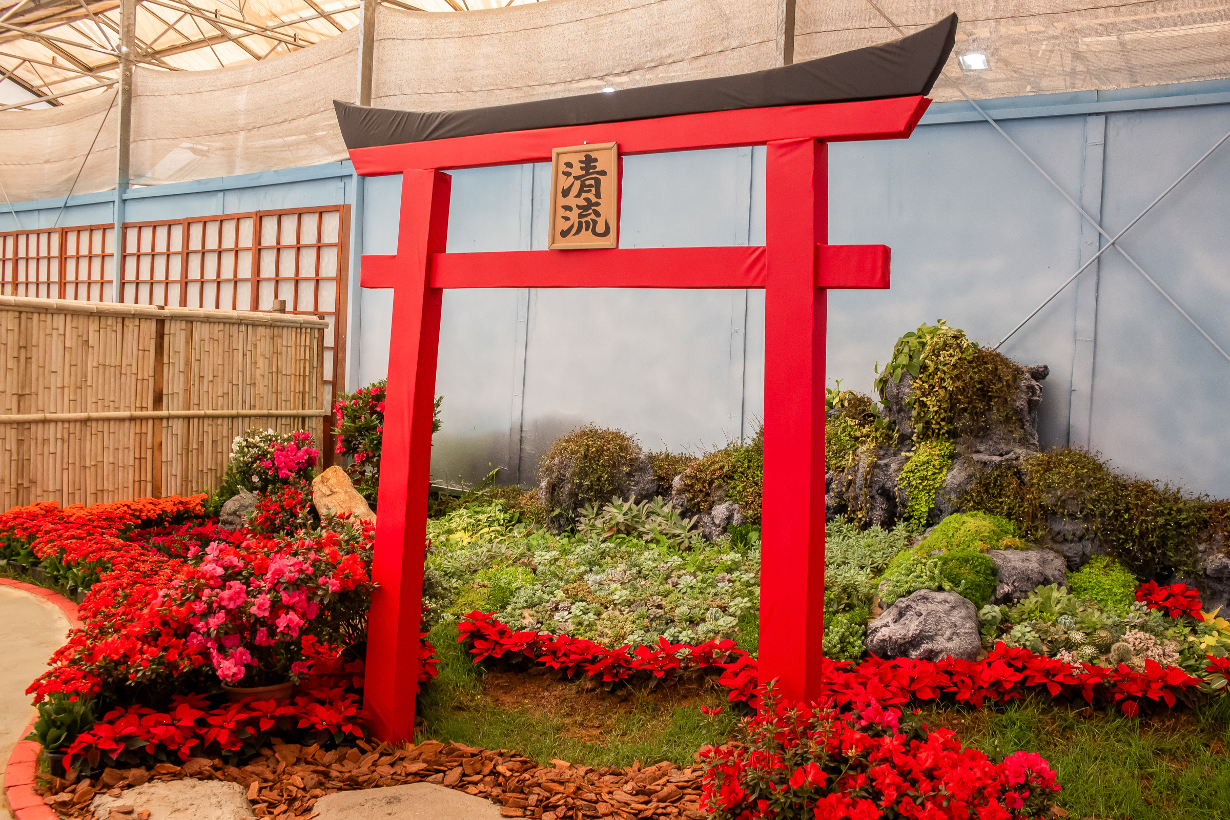 Torii: portal japon�s � das atra��es da Festa<a style='float:right;color:#ccc' href='https://www3.al.sp.gov.br/repositorio/noticia/N-09-2026/fg367347.jpg' target=_blank><i class='bi bi-zoom-in'></i> Clique para ver a imagem </a>