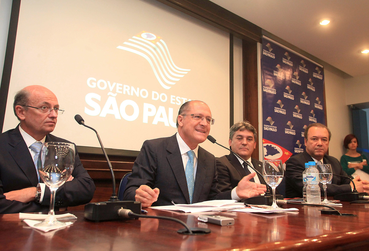Geraldo Alckmin anuncia a criao de plano de carreira para os mdicos da rede estadual de sade<a style='float:right;color:#ccc' href='https://www3.al.sp.gov.br/repositorio/noticia/N-10-2012/fg118636.jpg' target=_blank><i class='bi bi-zoom-in'></i> Clique para ver a imagem </a>