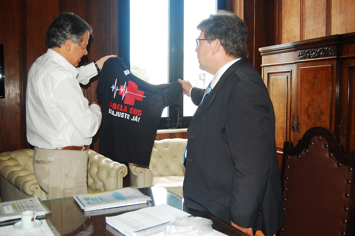 Deputado Carlo entrega a camiseta a Castello Branco<a style='float:right;color:#ccc' href='https://www3.al.sp.gov.br/repositorio/noticia/N-10-2012/fg118679.jpg' target=_blank><i class='bi bi-zoom-in'></i> Clique para ver a imagem </a>
