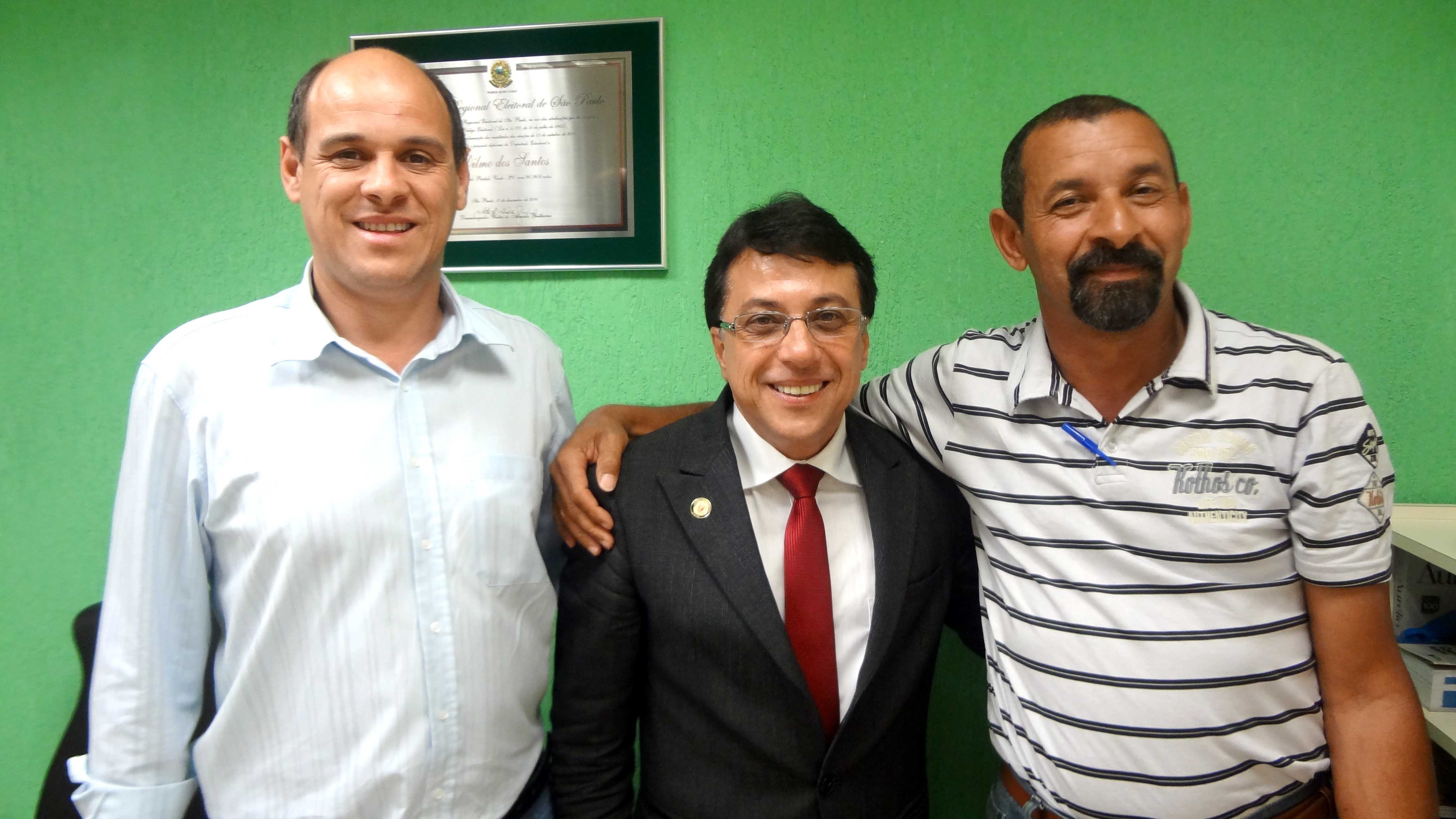 Dilmo dos Santos (ao centro) com representantes de Rio das Pedras<a style='float:right;color:#ccc' href='https://www3.al.sp.gov.br/repositorio/noticia/N-10-2012/fg118729.jpg' target=_blank><i class='bi bi-zoom-in'></i> Clique para ver a imagem </a>