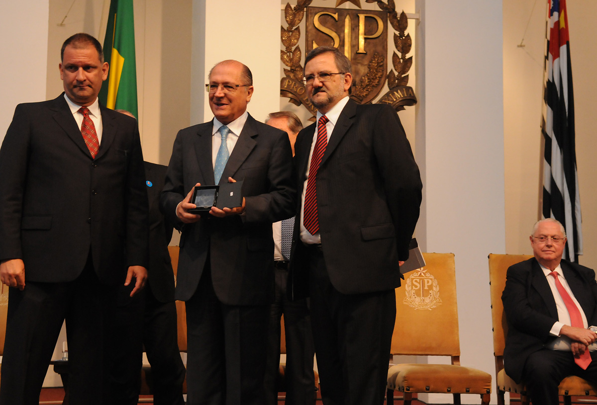 Geraldo Alckmin (ao centro) <a style='float:right;color:#ccc' href='https://www3.al.sp.gov.br/repositorio/noticia/N-10-2012/fg118816.jpg' target=_blank><i class='bi bi-zoom-in'></i> Clique para ver a imagem </a>