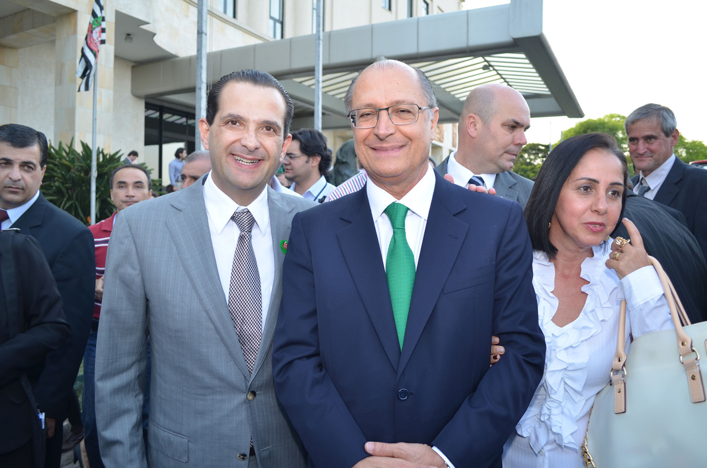 Chedid e Alckmin na entrega das ambulncias<a style='float:right;color:#ccc' href='https://www3.al.sp.gov.br/repositorio/noticia/N-10-2013/fg131129.jpg' target=_blank><i class='bi bi-zoom-in'></i> Clique para ver a imagem </a>