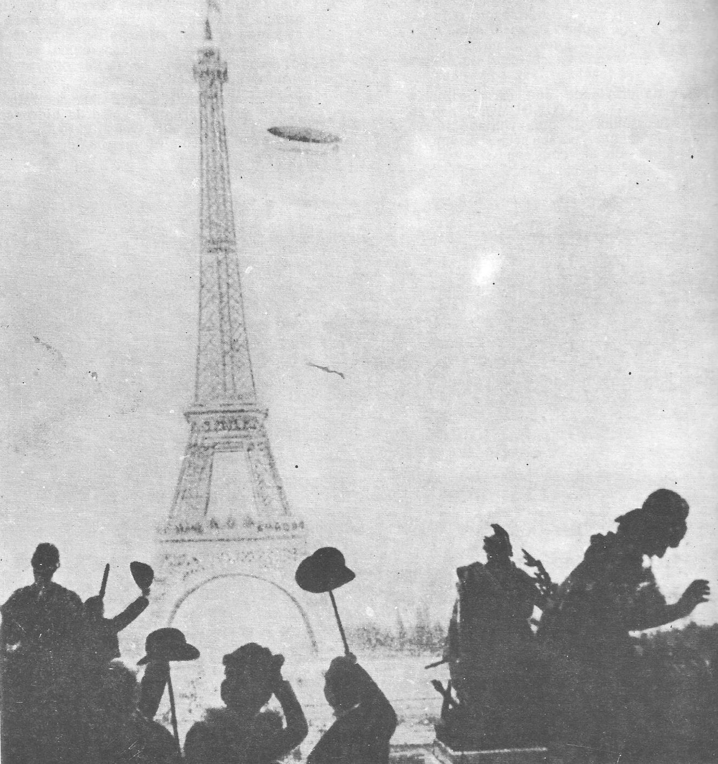 Contornando a Torre Eiffel, conquista o prmio Deusch em 19 de outubro de 1901, o povo vibra<a style='float:right;color:#ccc' href='https://www3.al.sp.gov.br/repositorio/noticia/N-10-2013/fg131567.jpg' target=_blank><i class='bi bi-zoom-in'></i> Clique para ver a imagem </a>
